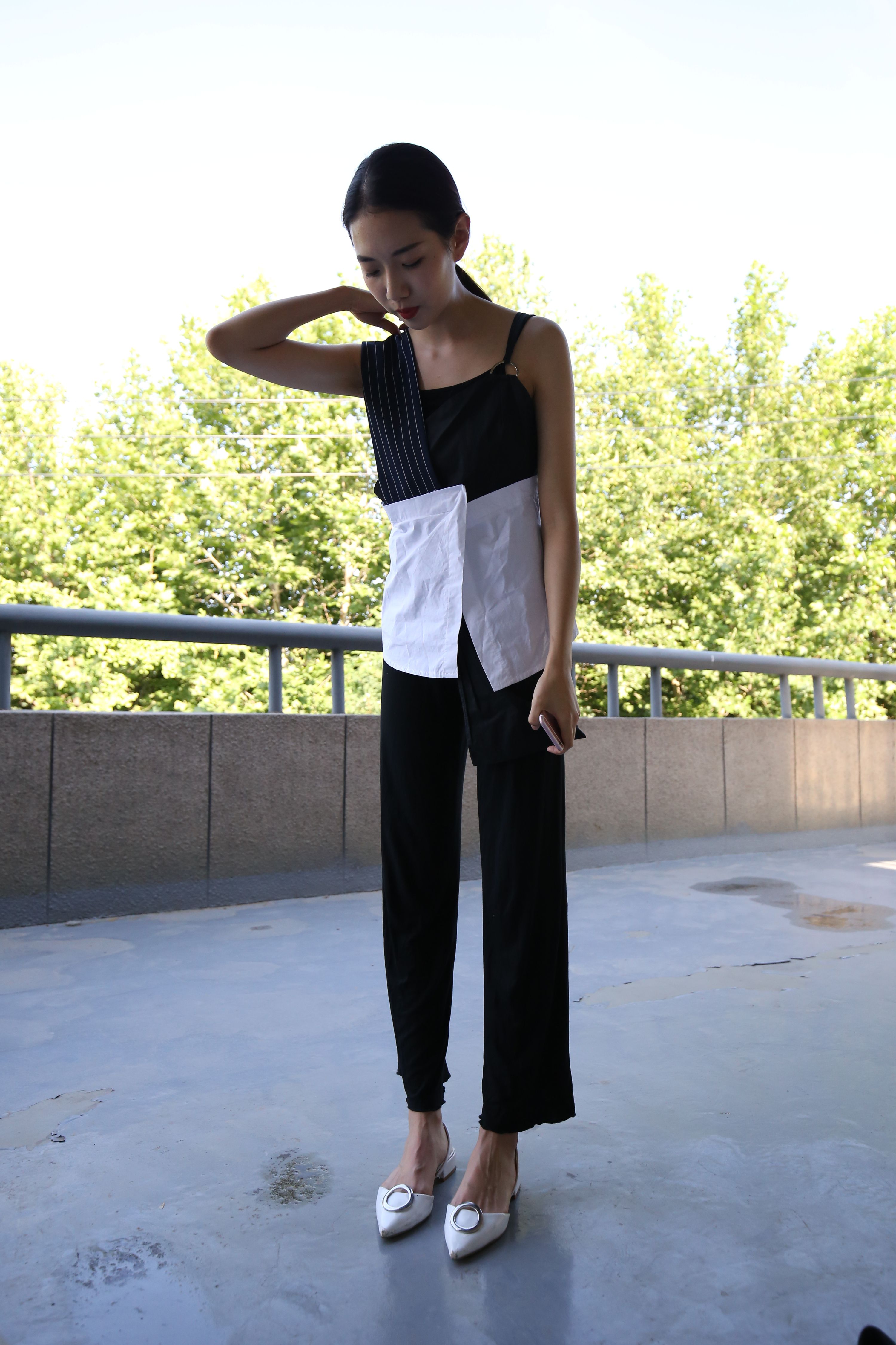 《学姐灰丝凉拖脚丫の赤足+一部视频》作品图