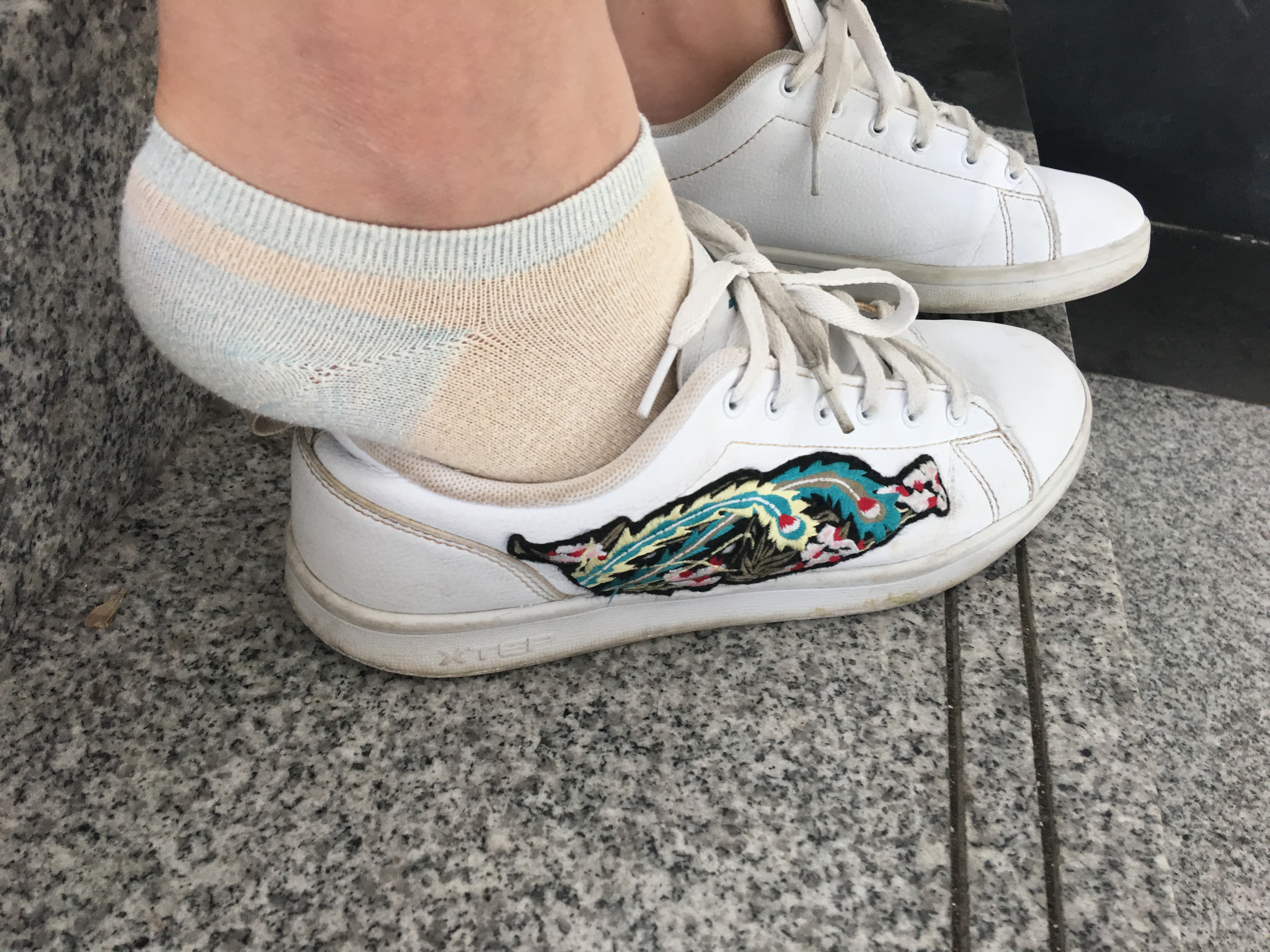 《楼梯间两妹子棉袜汗脚》作品图