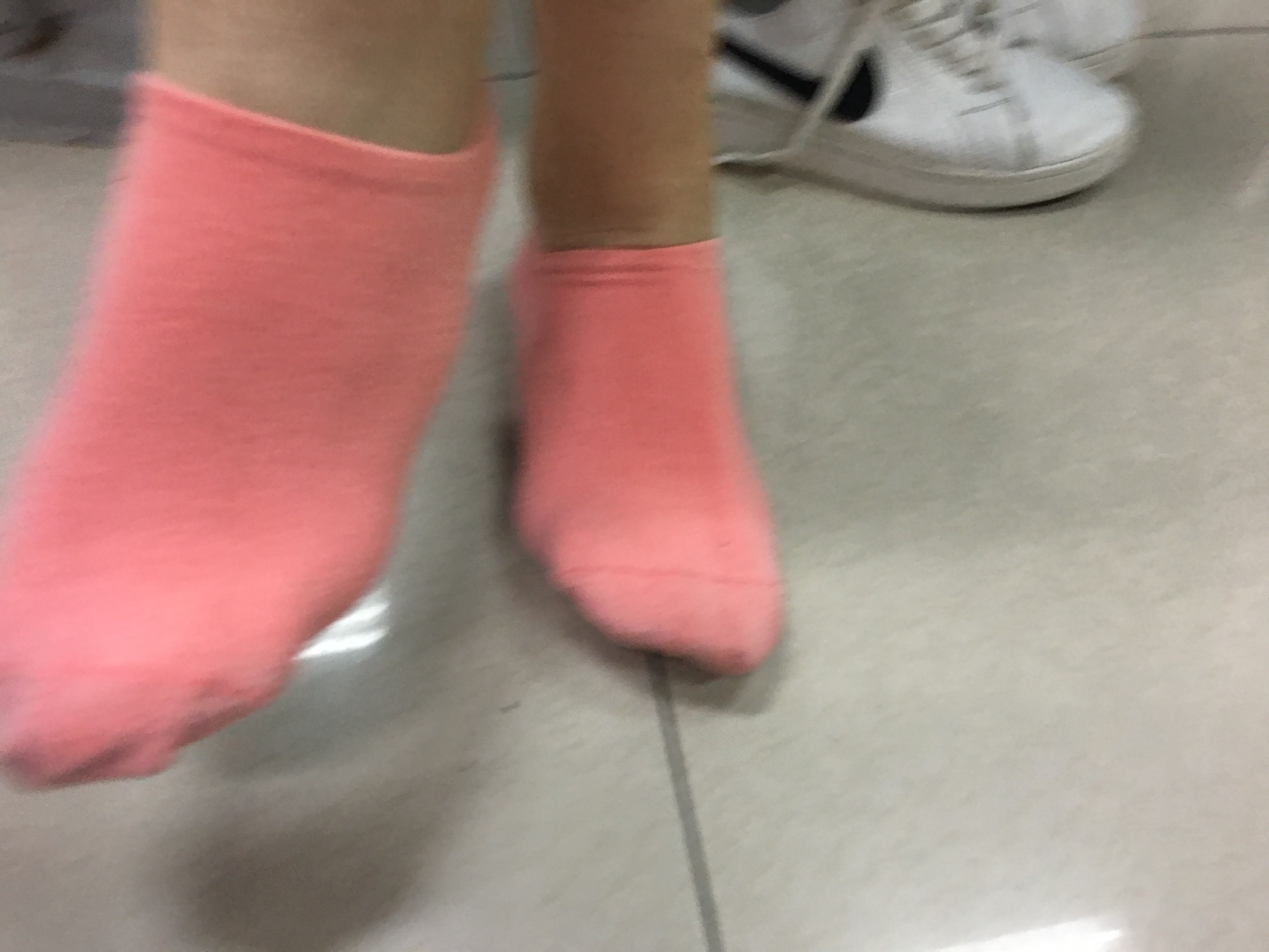 《可爱妹子白腿棉袜下》作品图