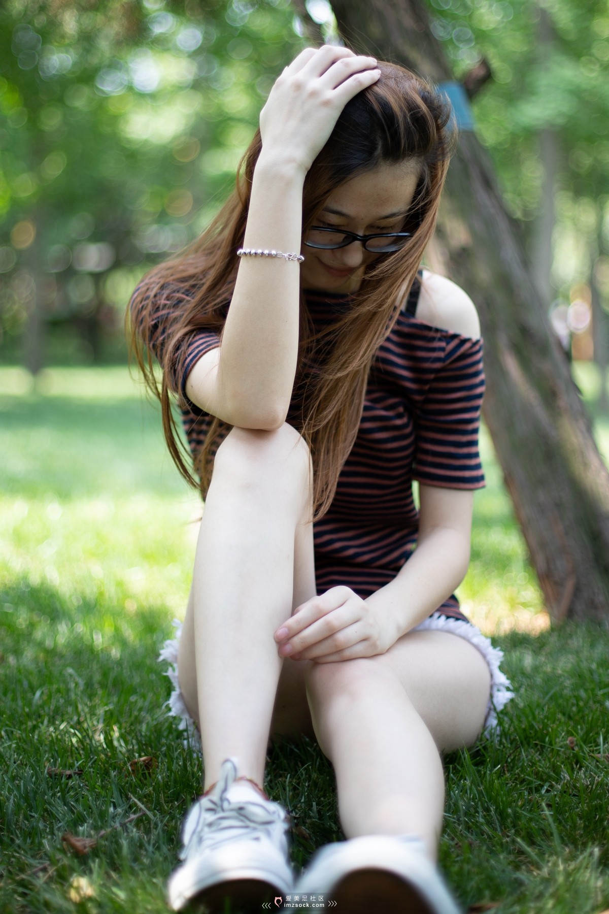 《苏轩 白色帆布鞋棉袜嫩足》作品图