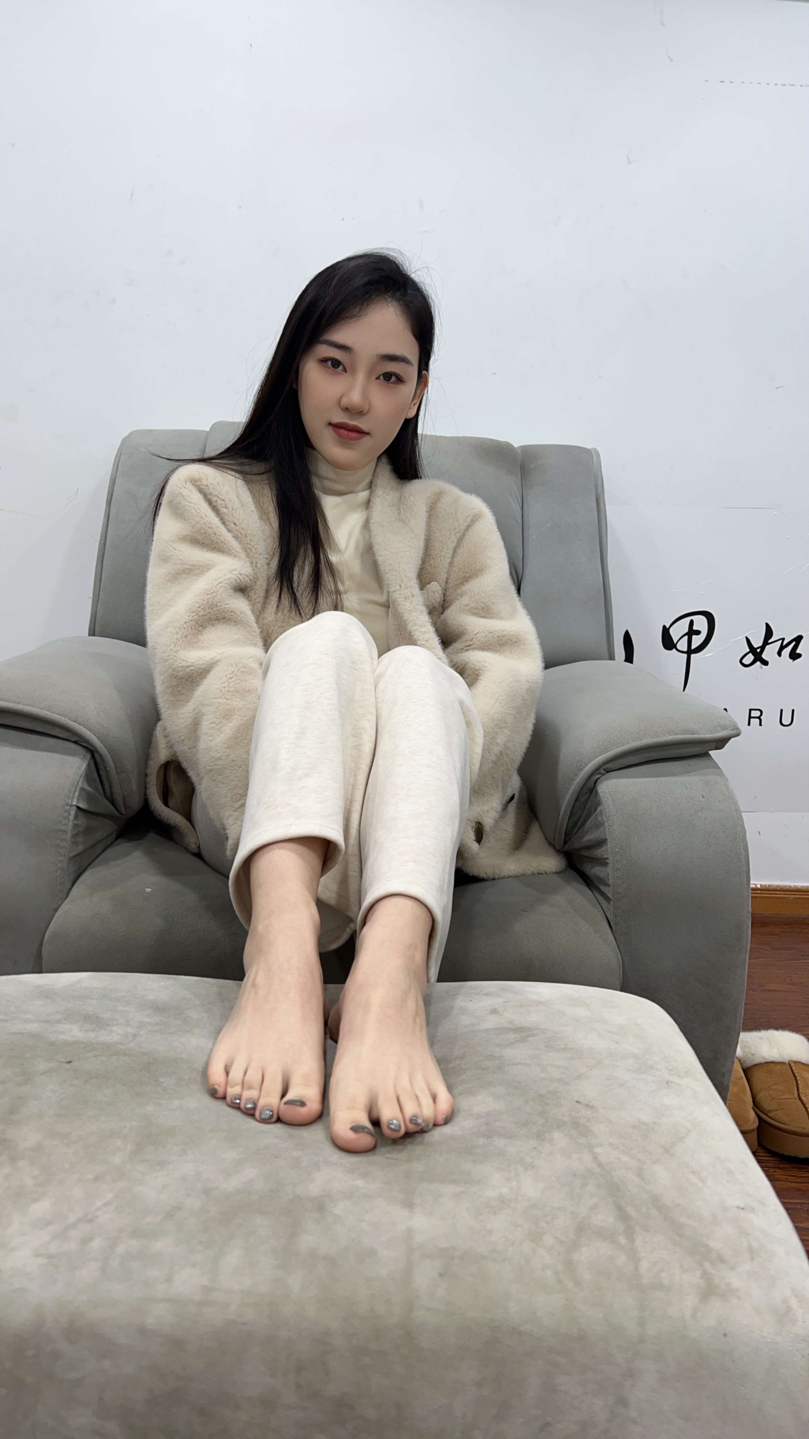 《毛衣小姐姐的大脚丫》作品图