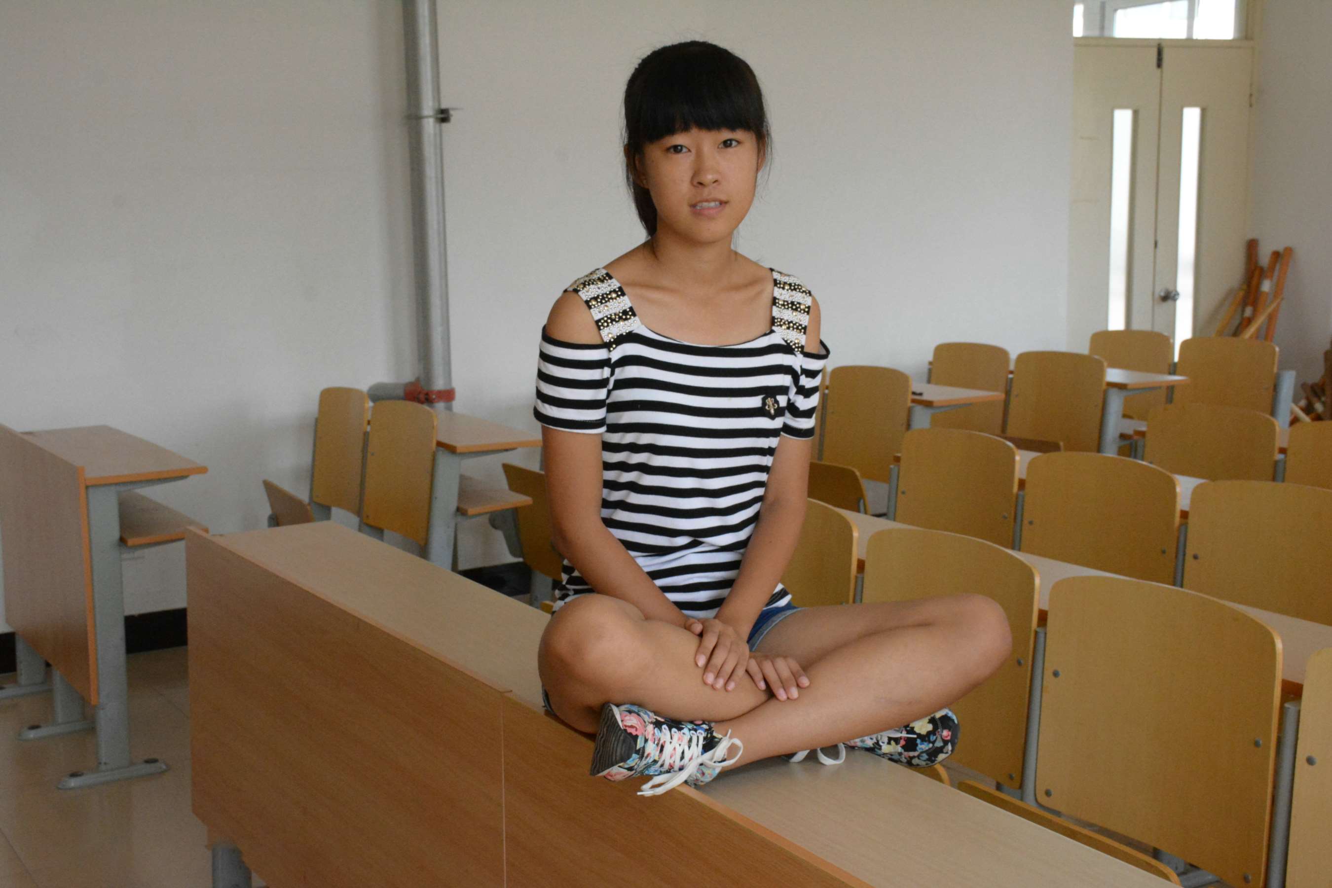 《佳佳教室热裤の棉袜脚丫》作品图