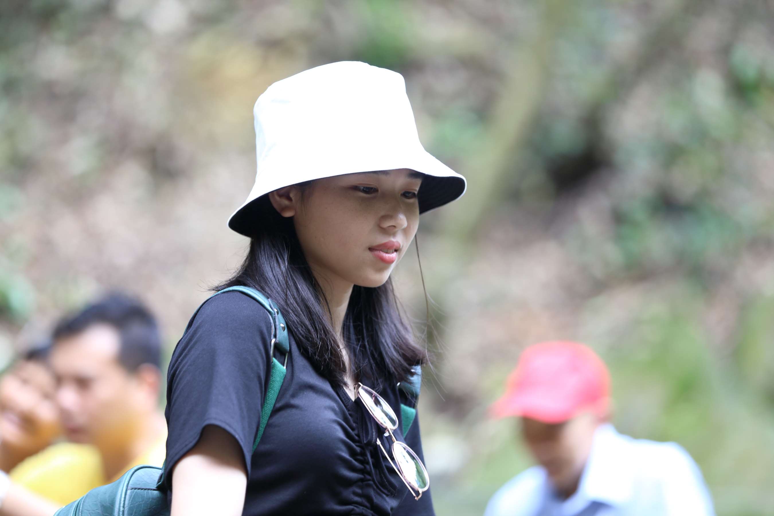 《清纯可爱的两位戴帽美女生 脱掉鞋袜露出脚》作品图