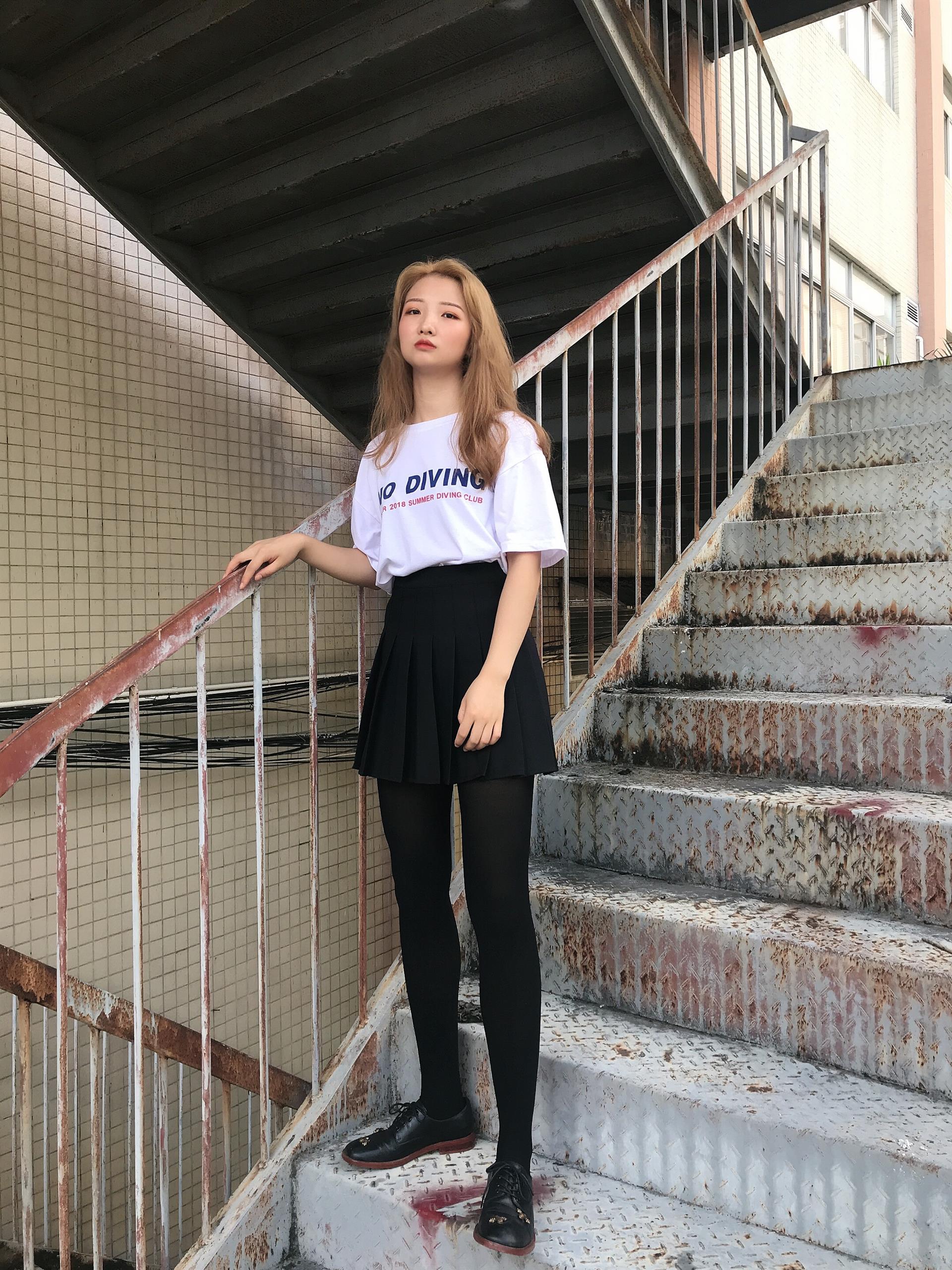 《学妹板鞋黑丝袜脚丫》作品图