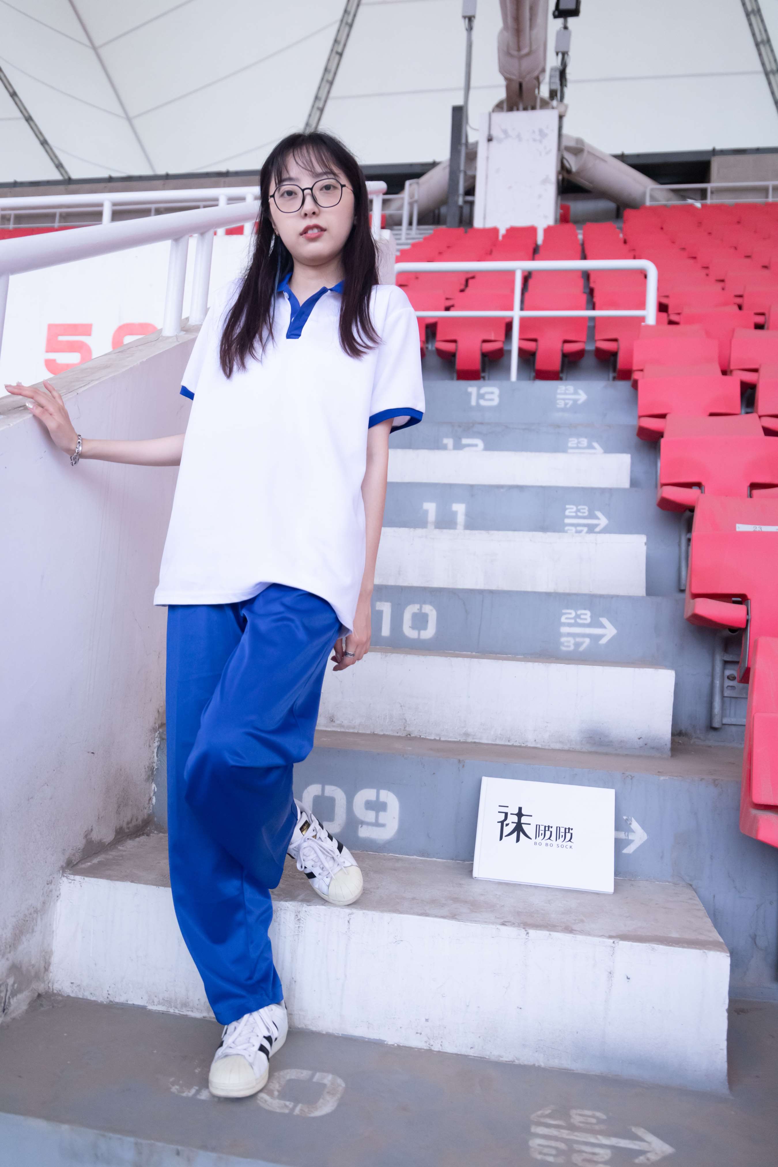 《校服眼镜学妹》作品图