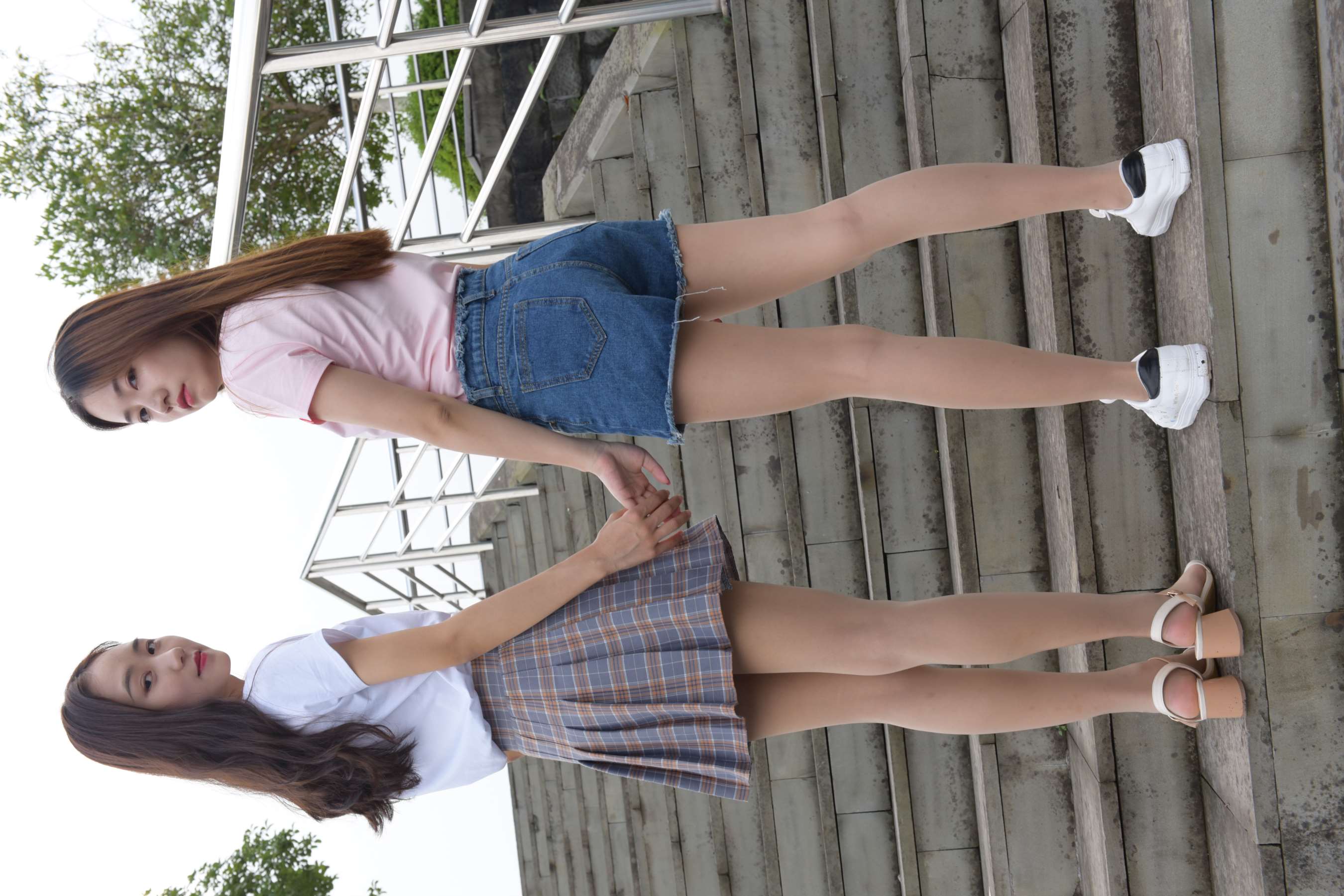 《双丝姐妹花校园操场互脚》作品图