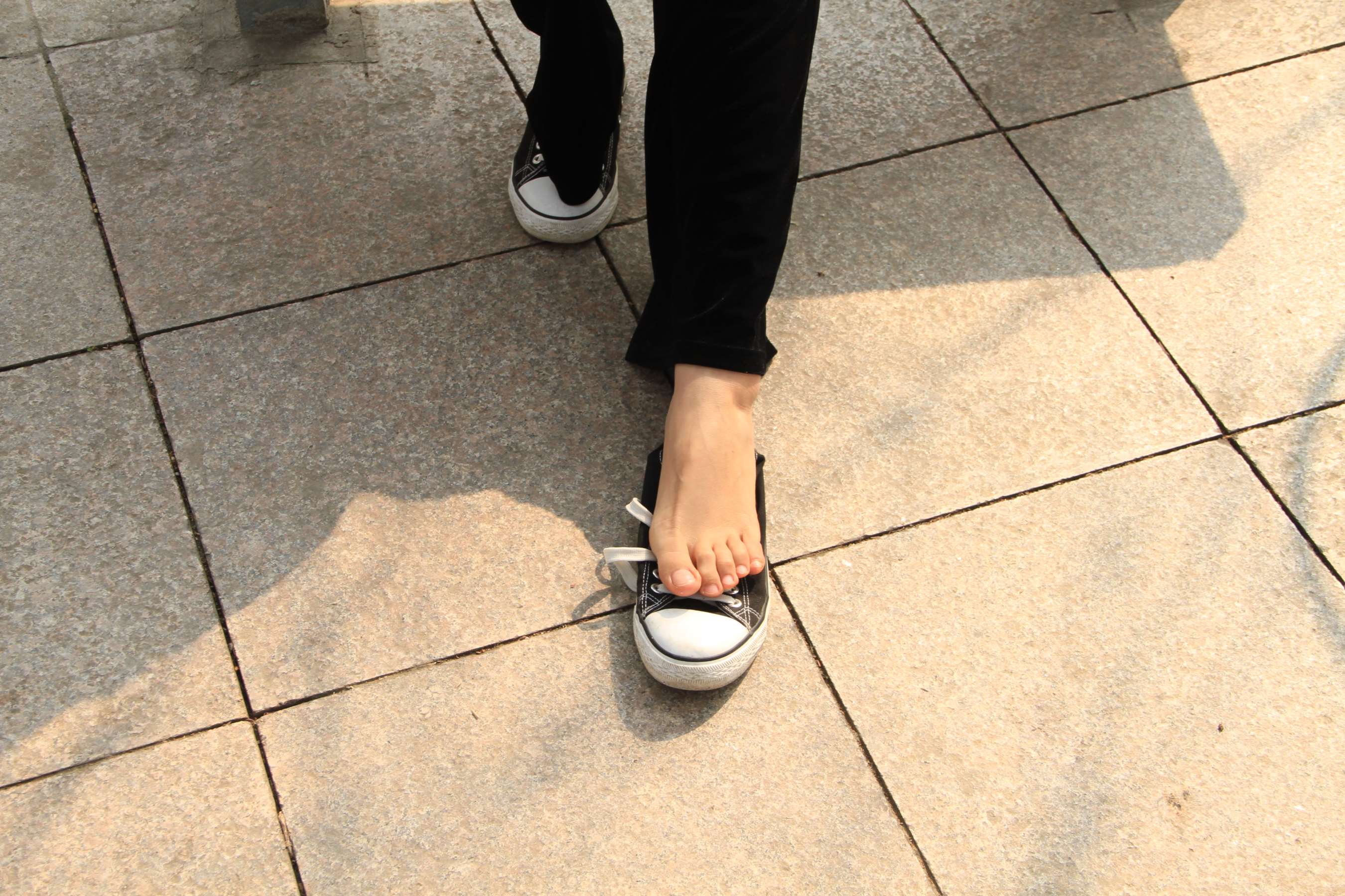 《光脚穿帆布鞋》作品图