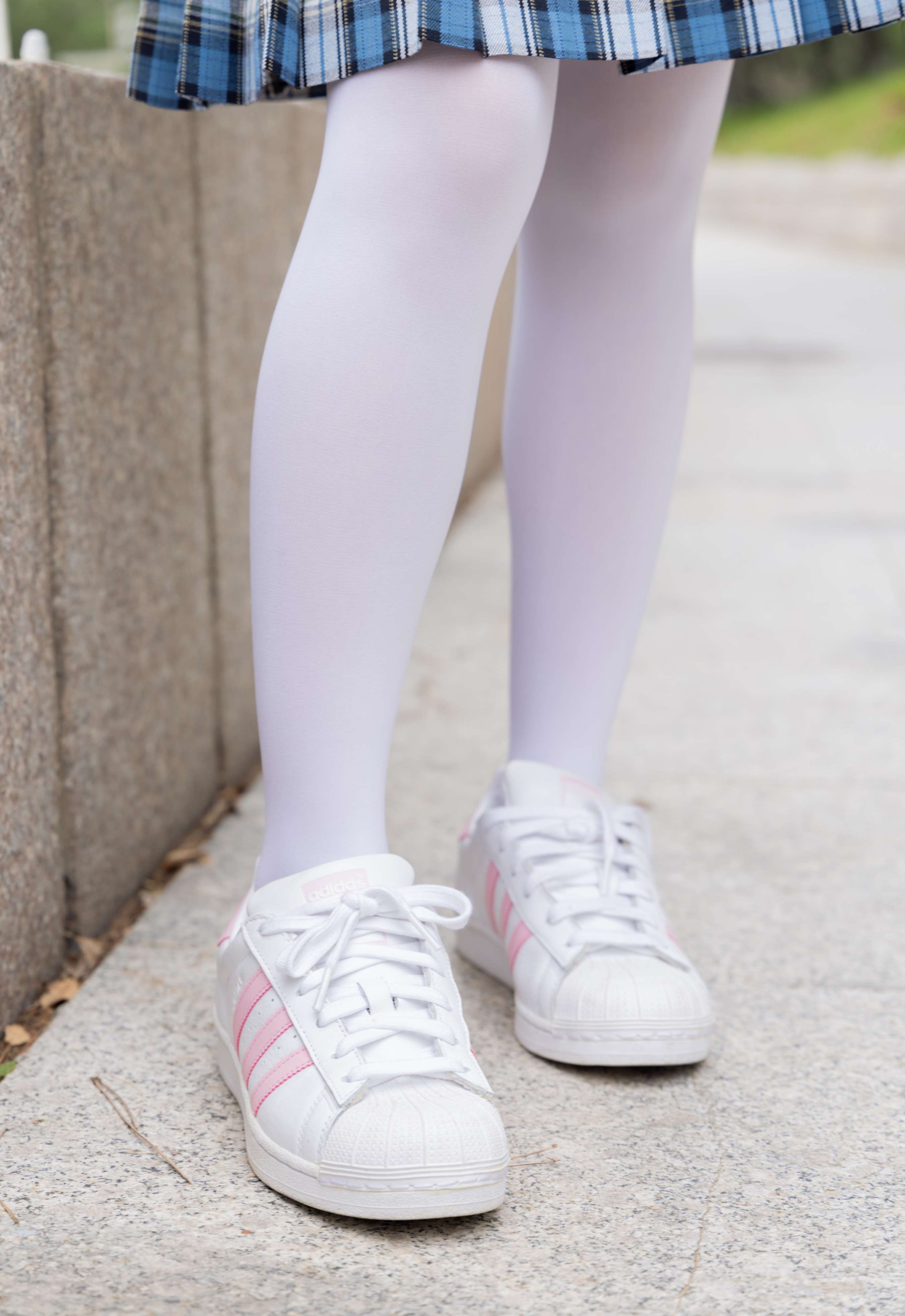 《闪闪-板鞋、厚白丝、户外草地公园沙滩脱鞋丝袜走路剧情》作品图