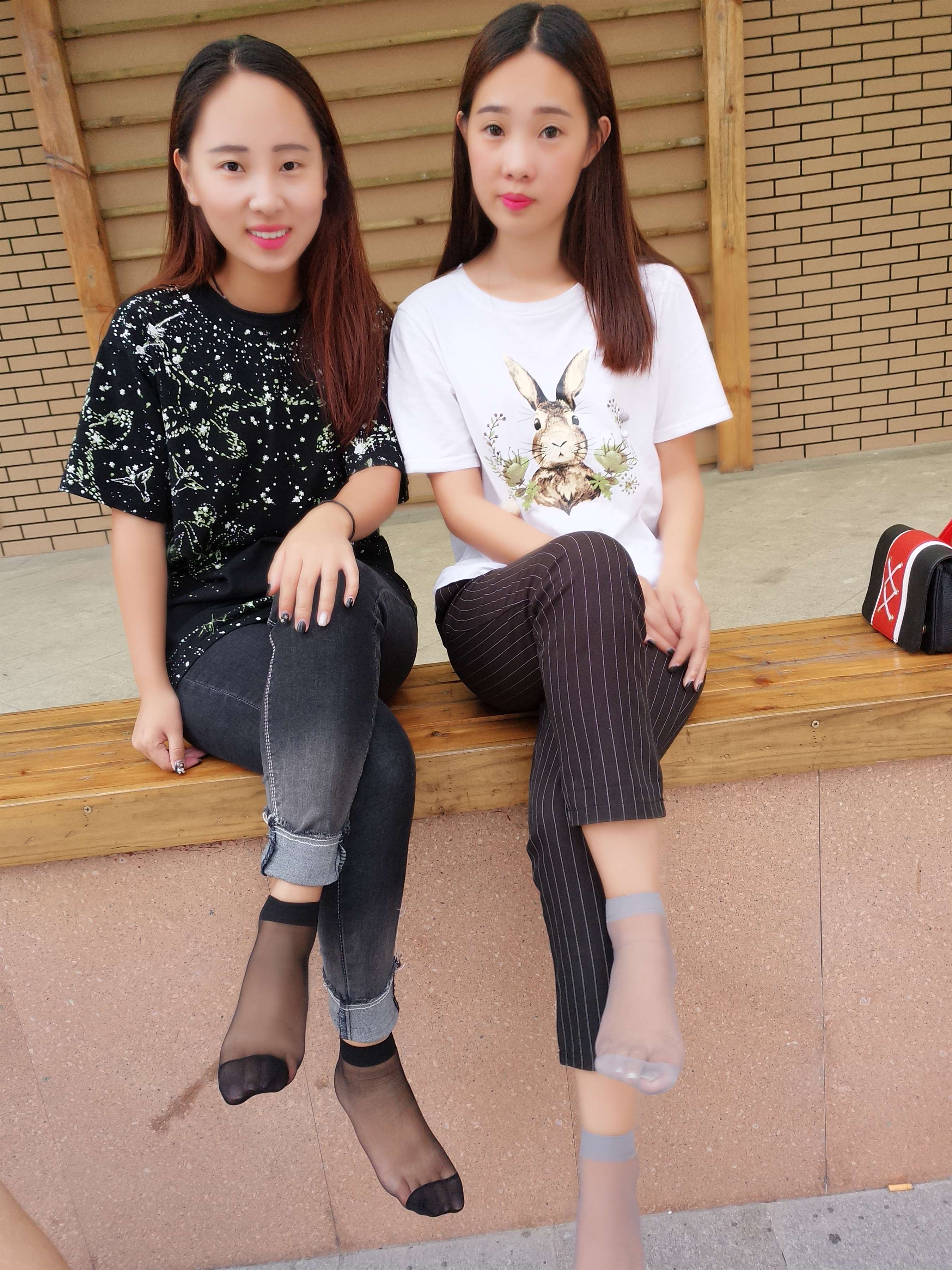 《两小姐姐短丝脚》作品图