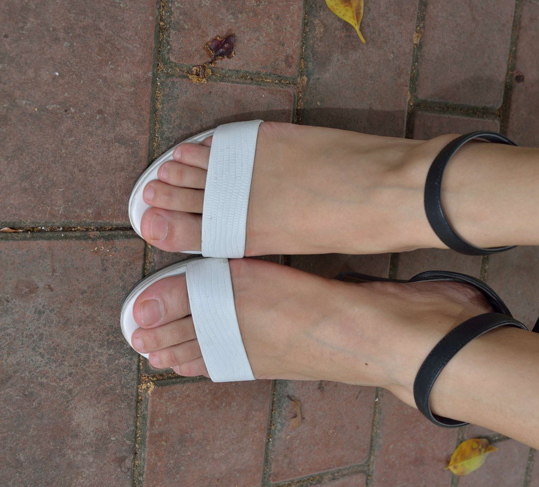 《37码墨镜裸足少女》作品图