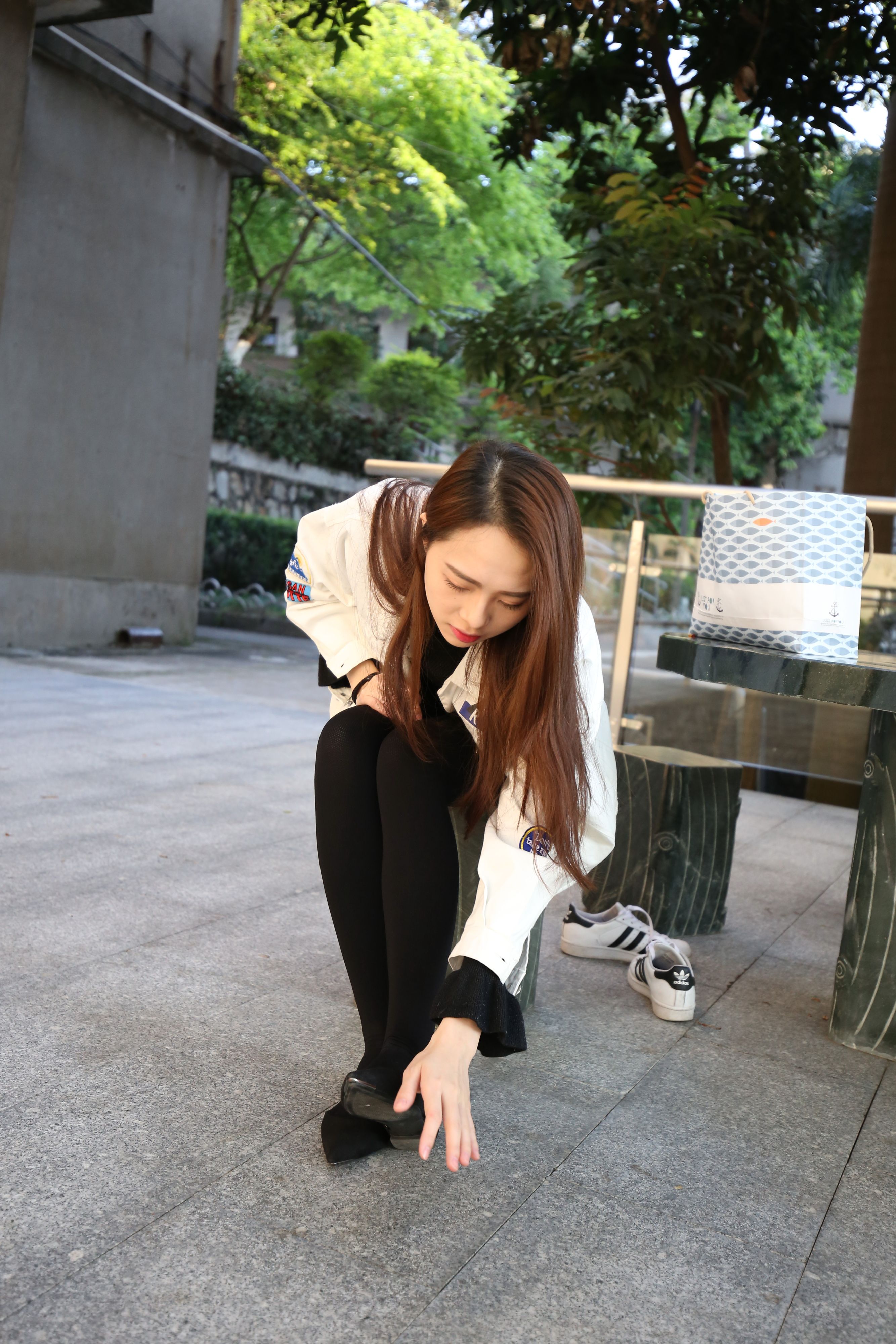 《学姐黑丝脚丫挑高跟+一个视频》作品图