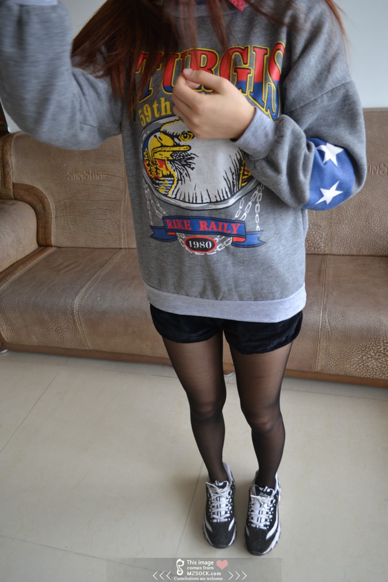 《学妹的黑丝脚配运动鞋》作品图