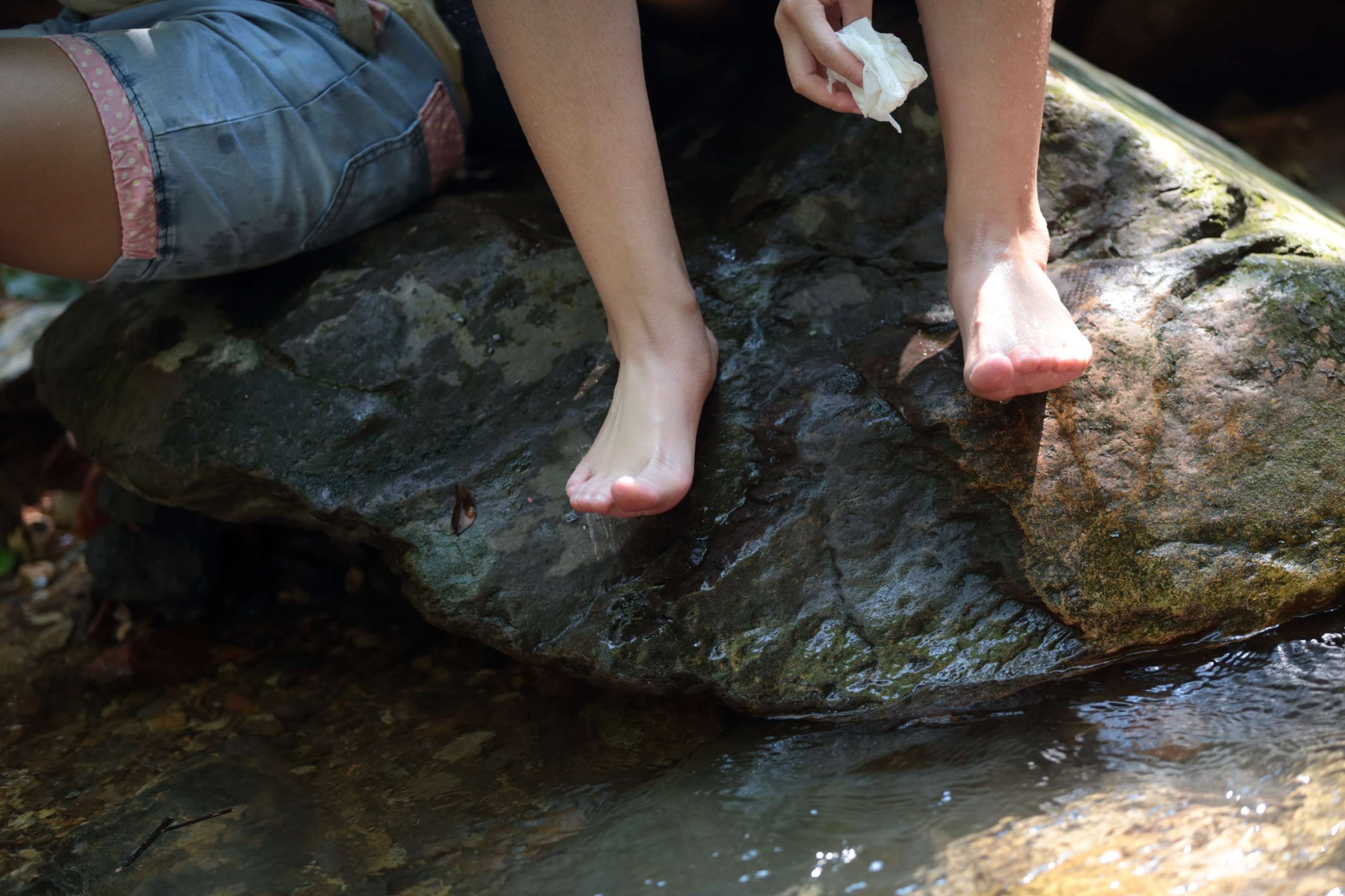 《两位青春可爱少女从鞋袜脱出玉足》作品图