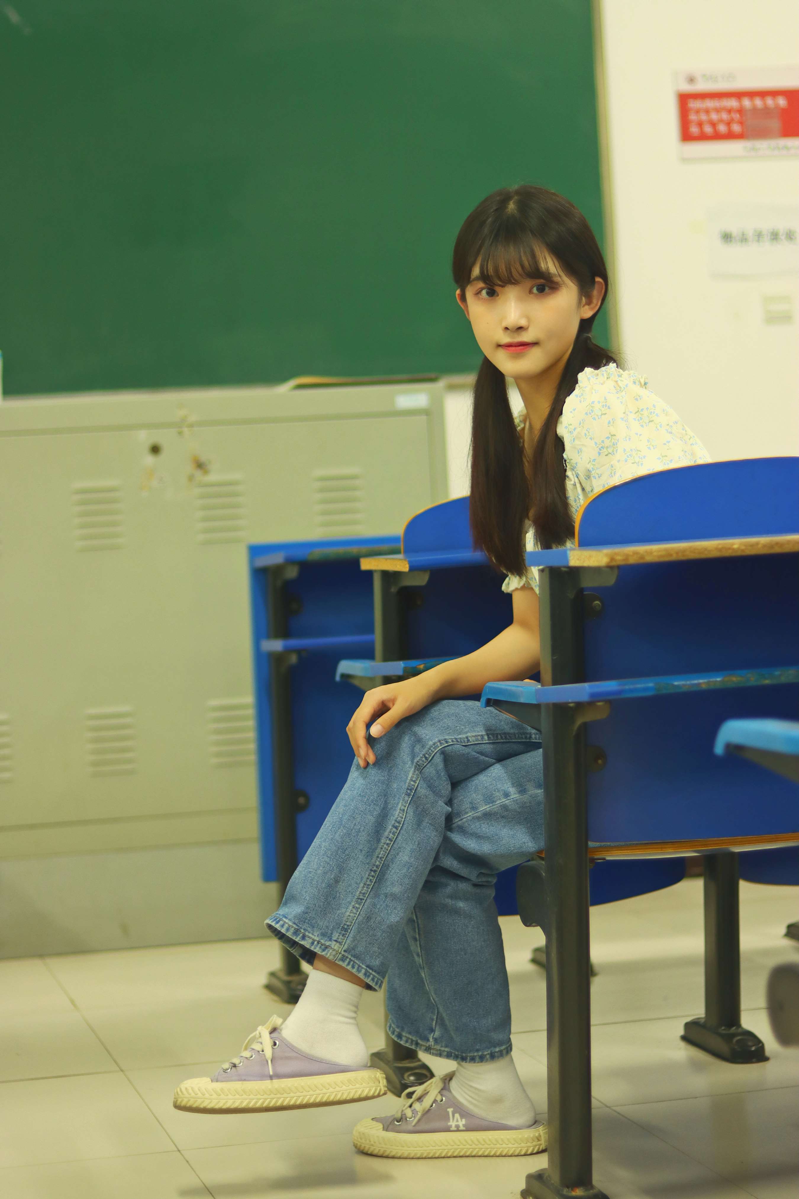 《学妹教室牛仔の棉袜脚丫》作品图