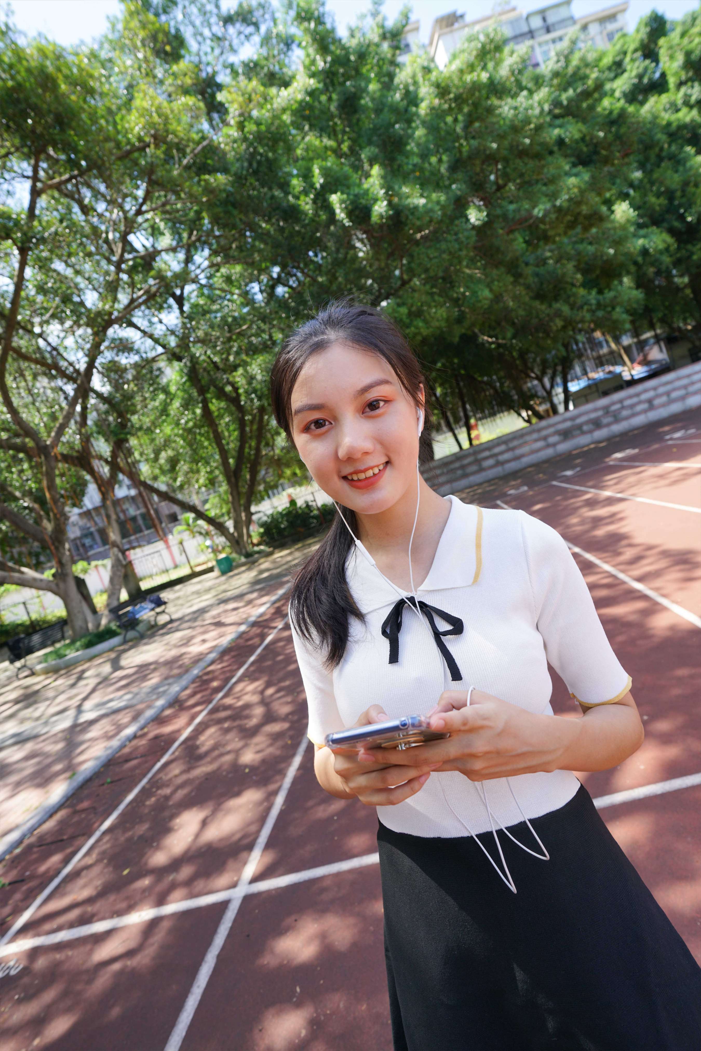 《初恋校花小李嘉欣操场散步》作品图