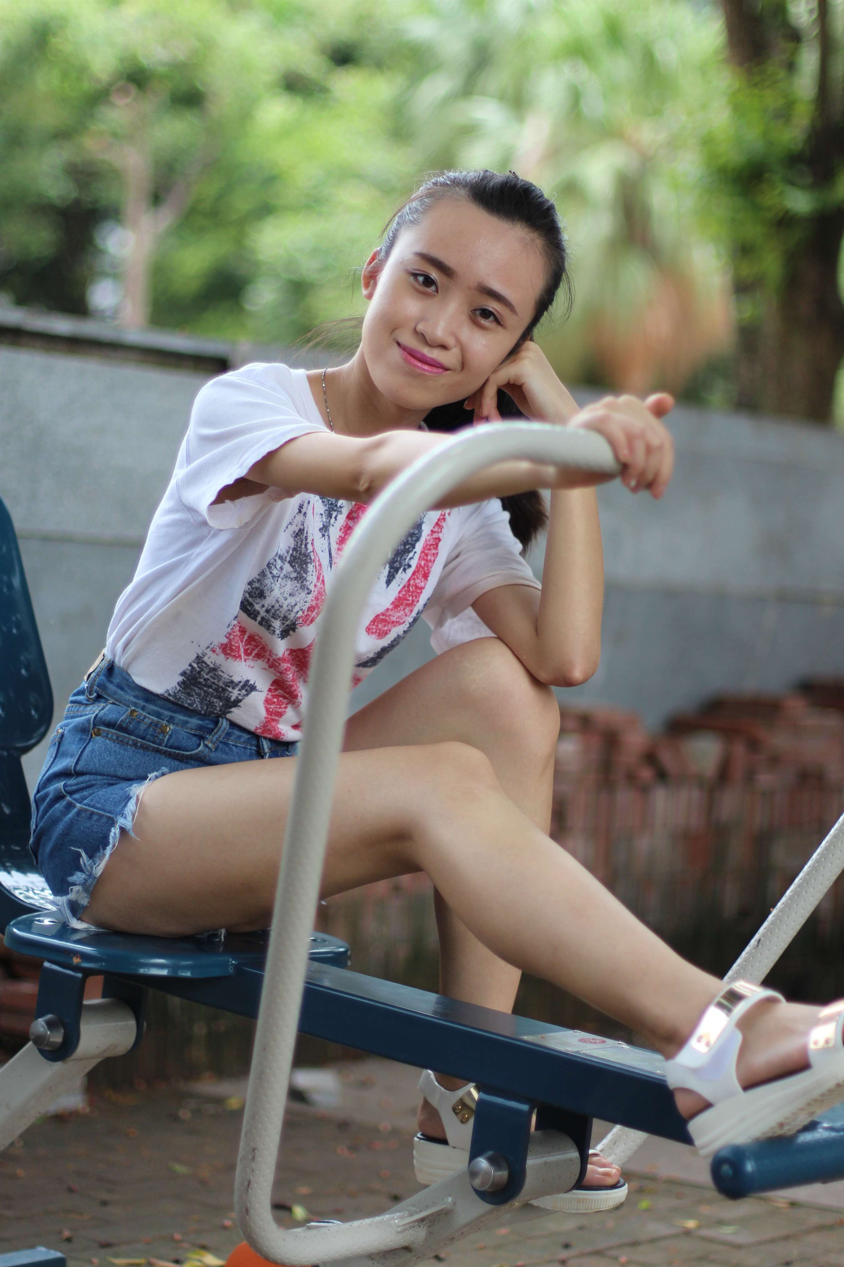 《运动妹子的金色脚丫》作品图