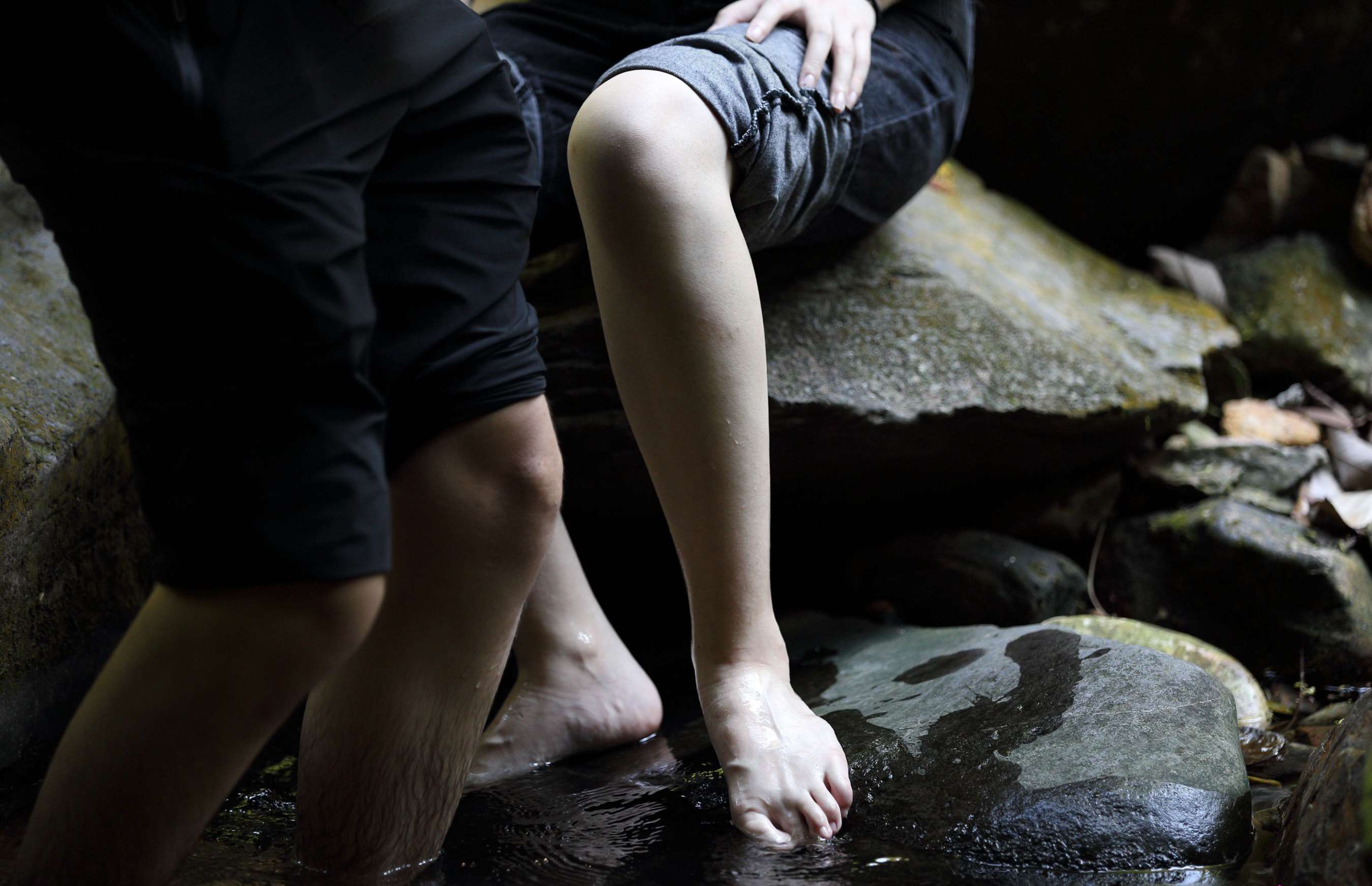 《大神全方位偷拍正在玩水的学生妹的极品美足，真是诱人！》作品图