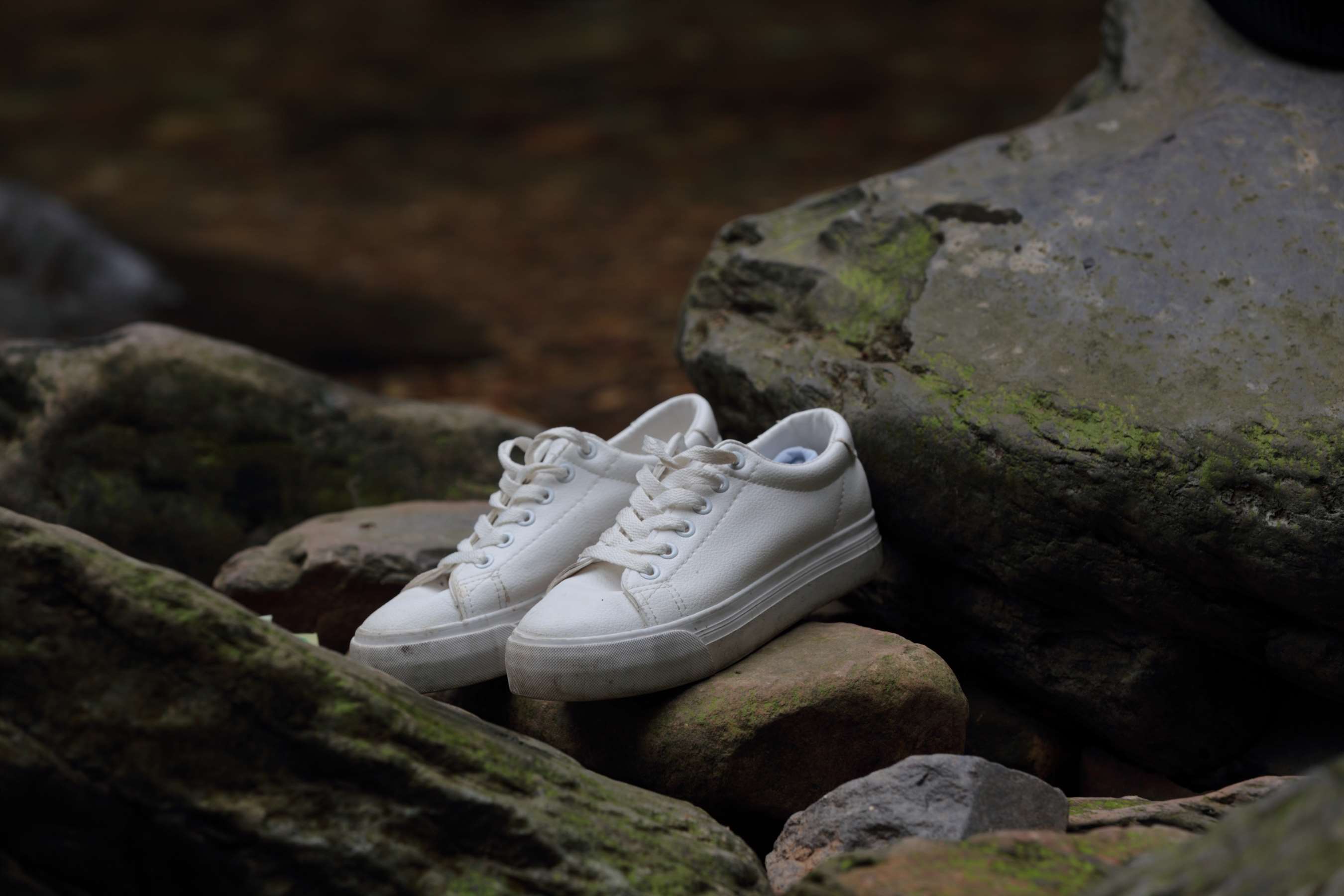 《两大学生 脱掉鞋露出玉足》作品图