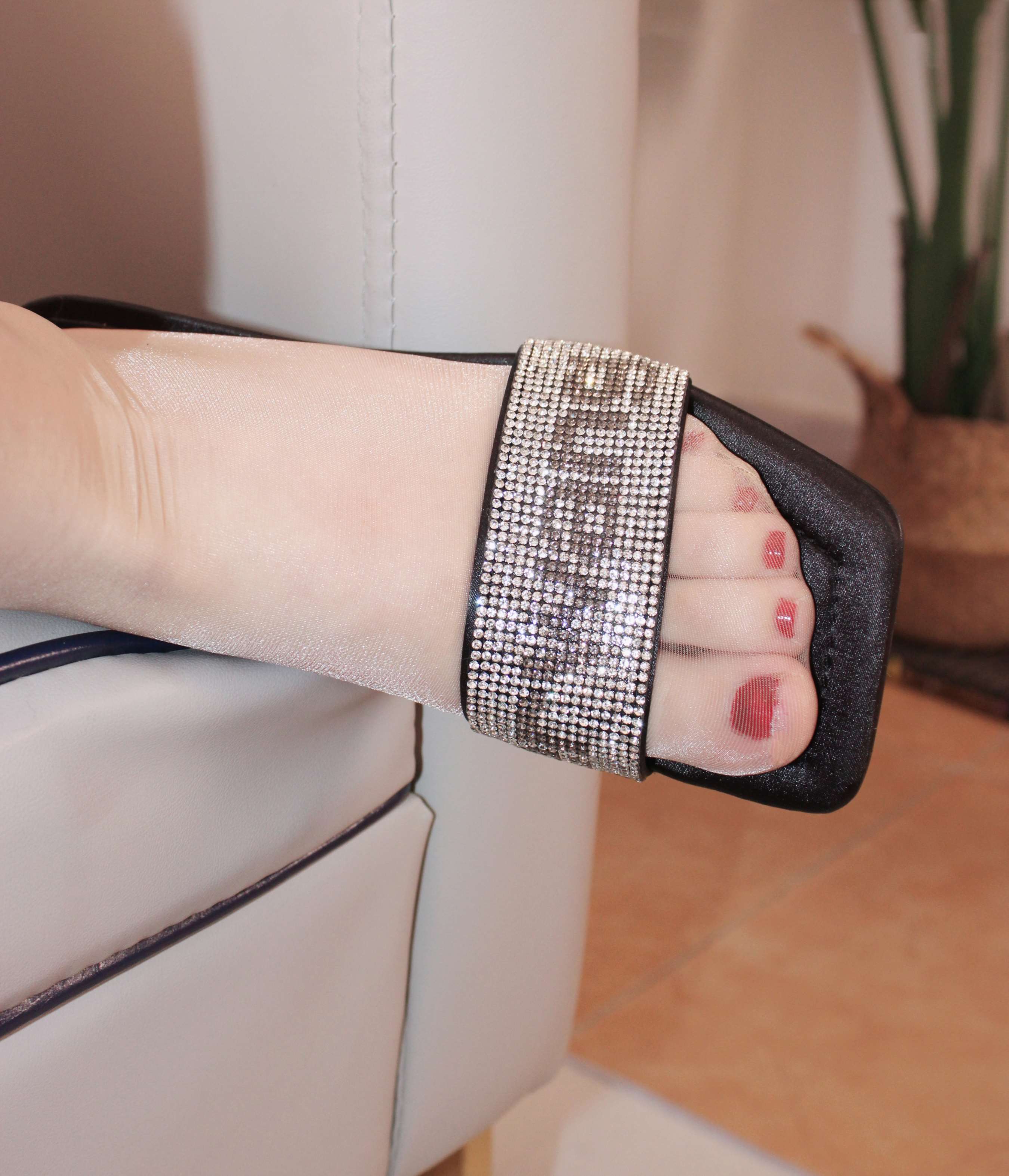 《兰兰-高跟の嫩足》作品图