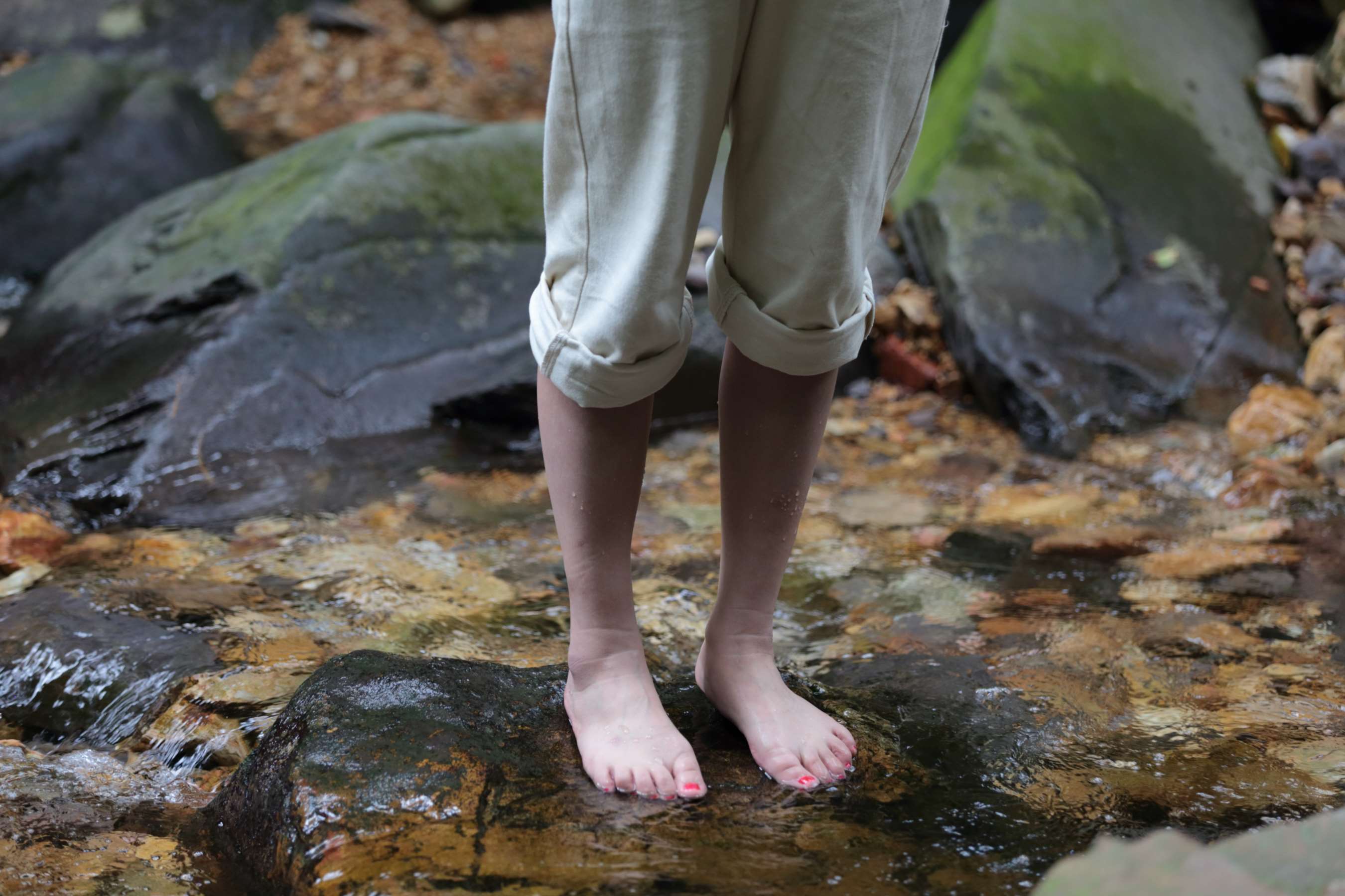 《清纯可爱的两位美女大学生脱掉鞋袜露白嫩美脚》作品图