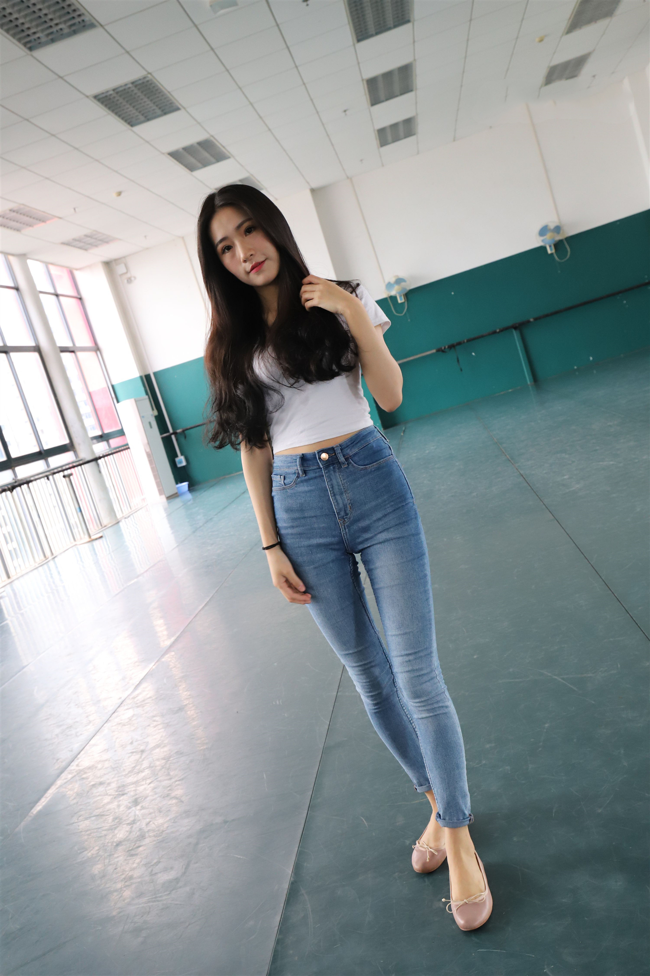 《紧身牛仔の裸足女生》作品图