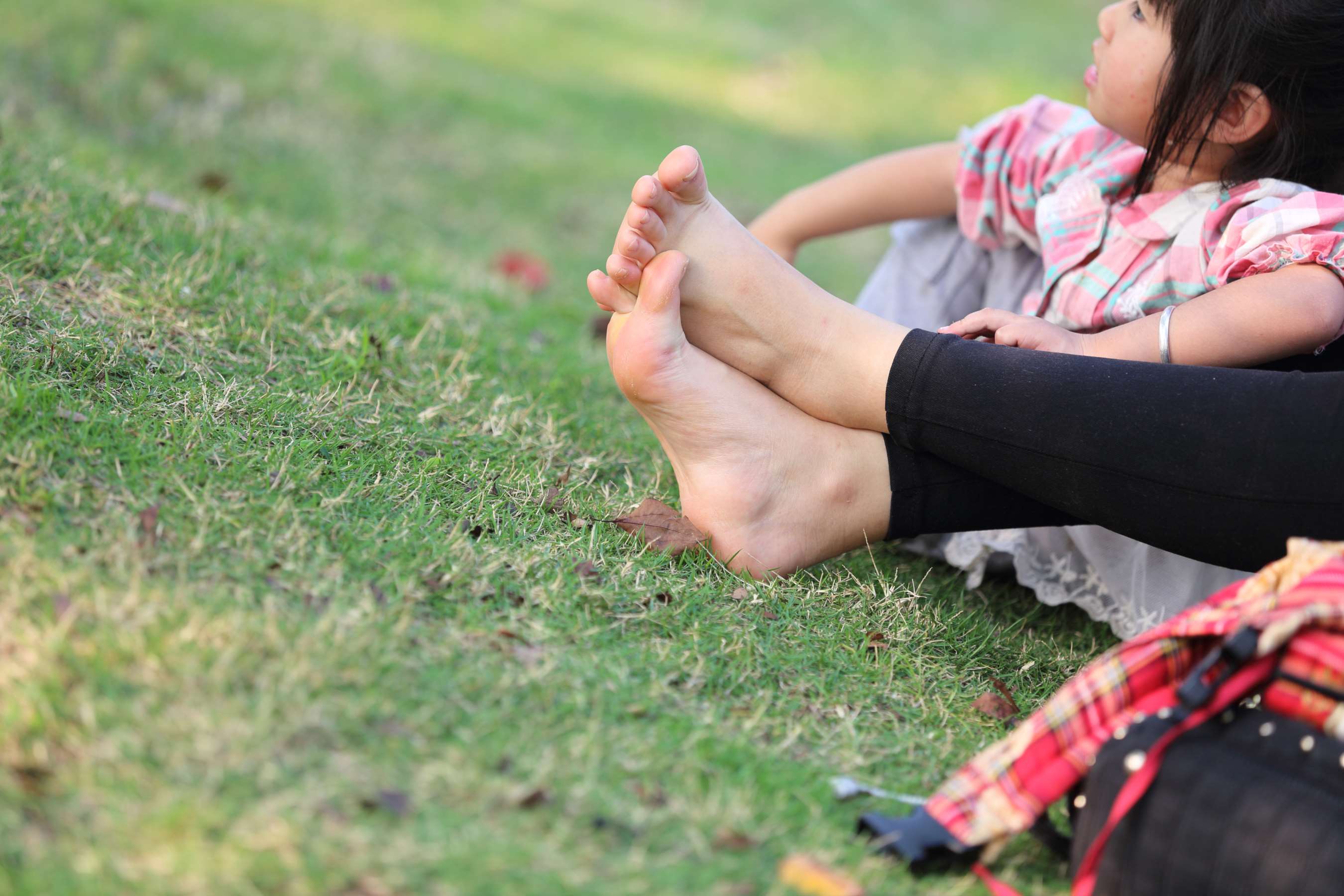 《少妇从鞋中脱出极其湿润的美脚》作品图