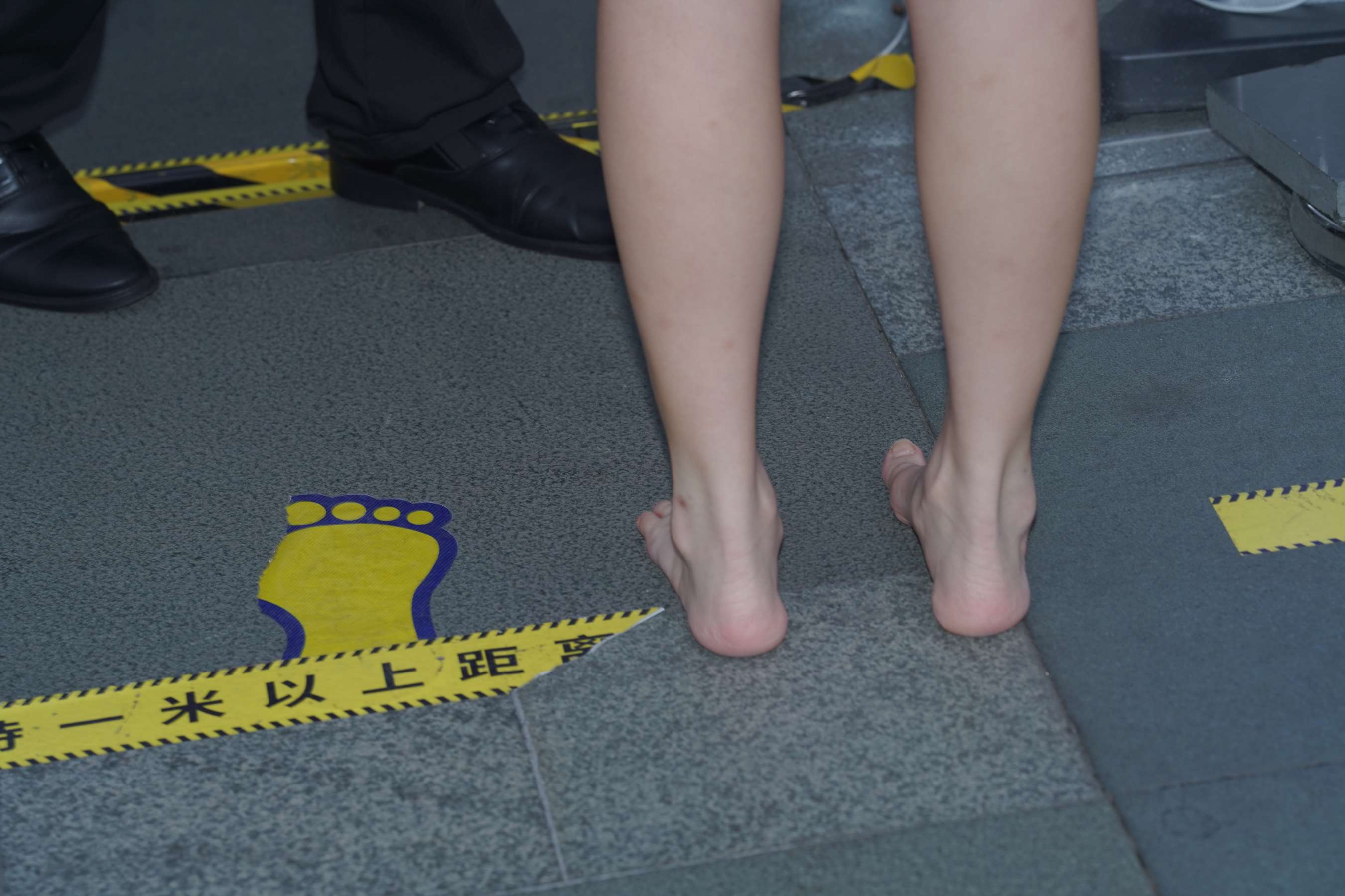 《小姐姐赤足逛街》作品图