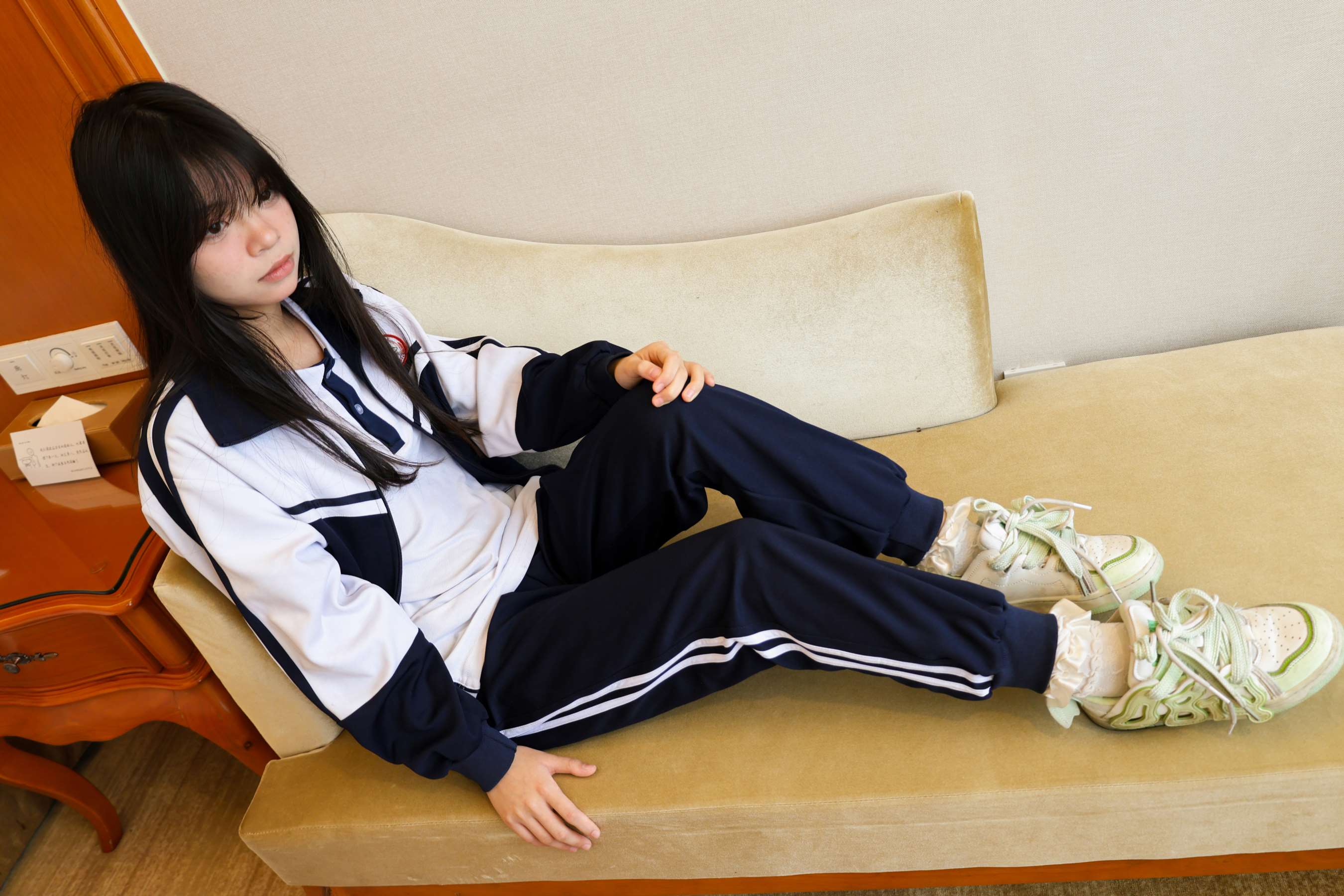 《校服少女嫩足踩假水》作品图