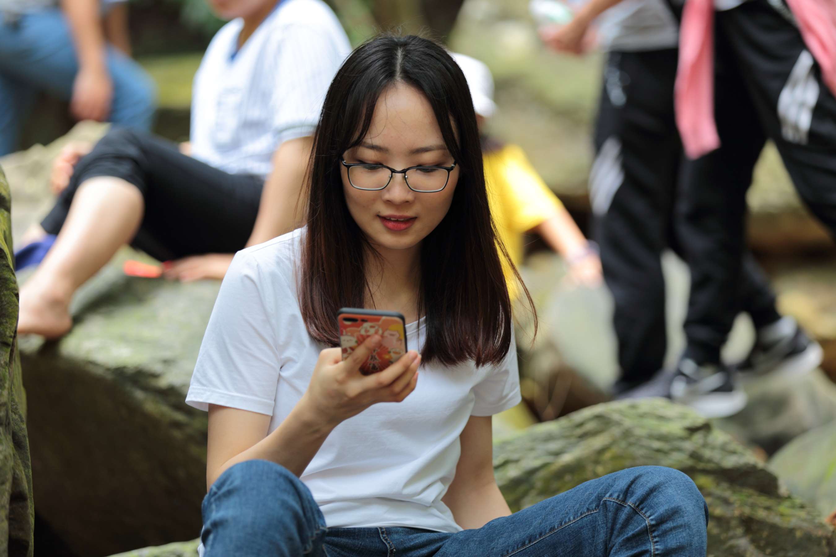 《清纯的眼镜学妹，脱掉鞋袜露出脚好漂亮》作品图