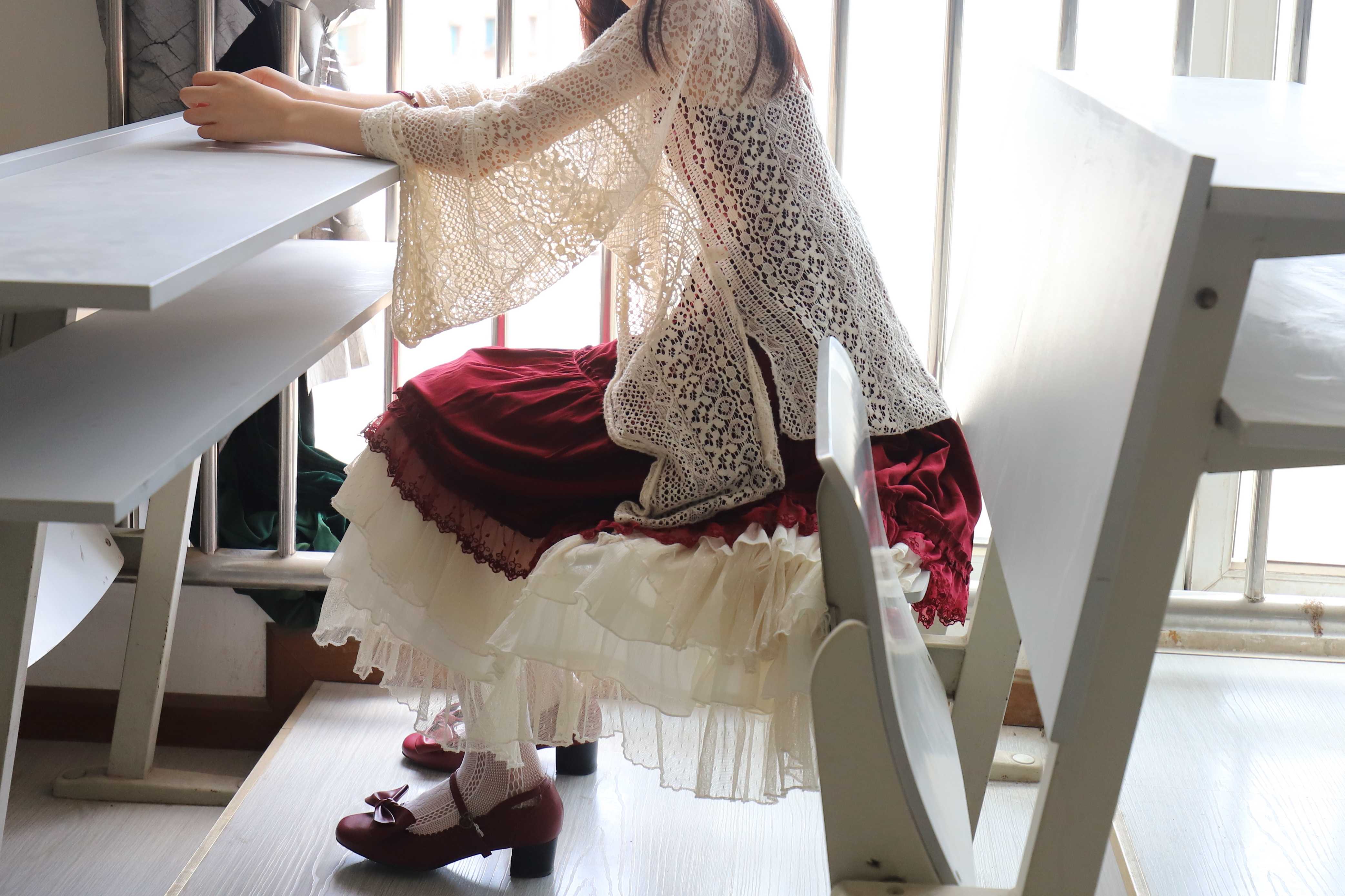 《教室公主裙の雕花丝袜脚》作品图