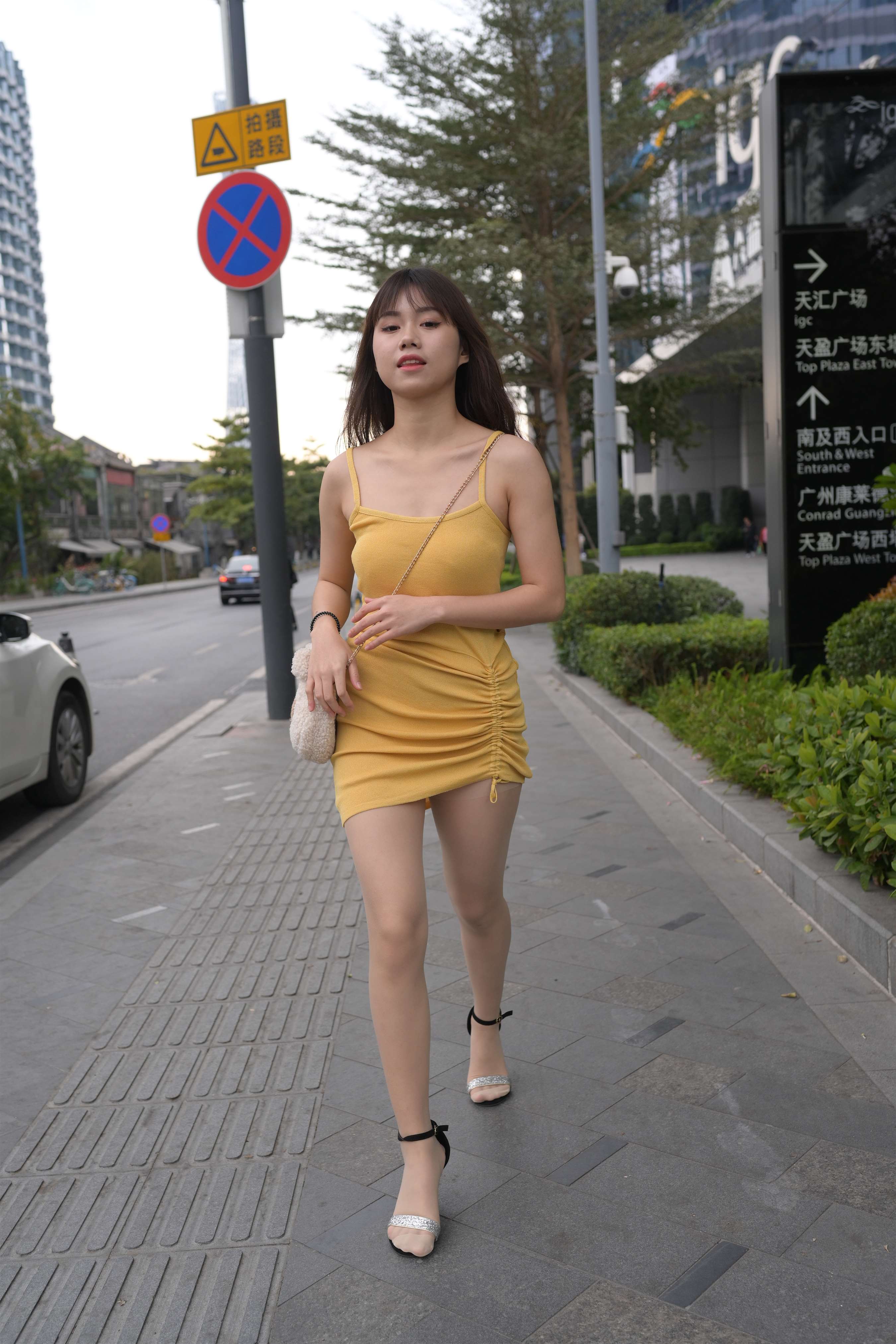 《黄色吊带高跟の丝足少女》作品图