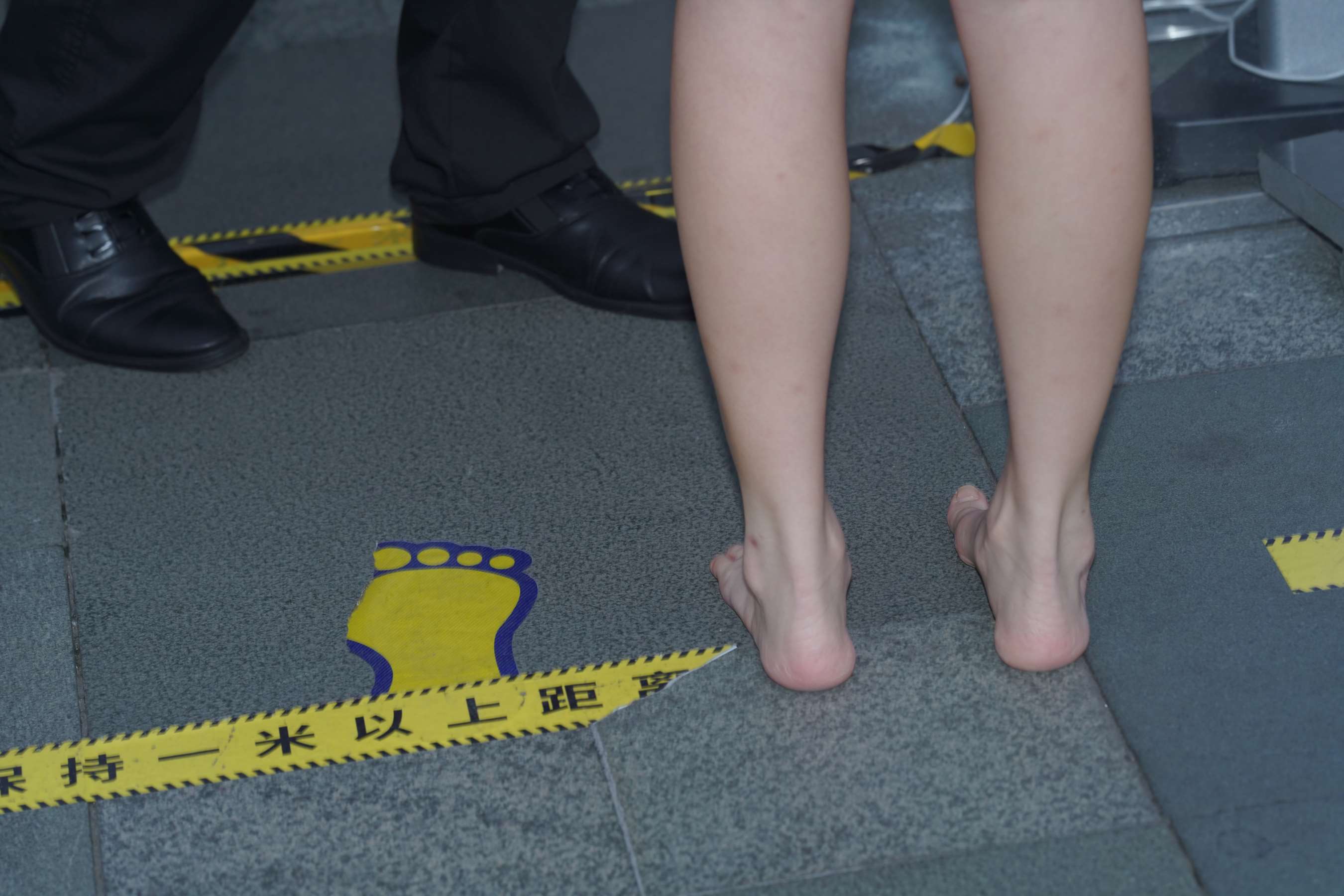 《小姐姐赤足逛街》作品图