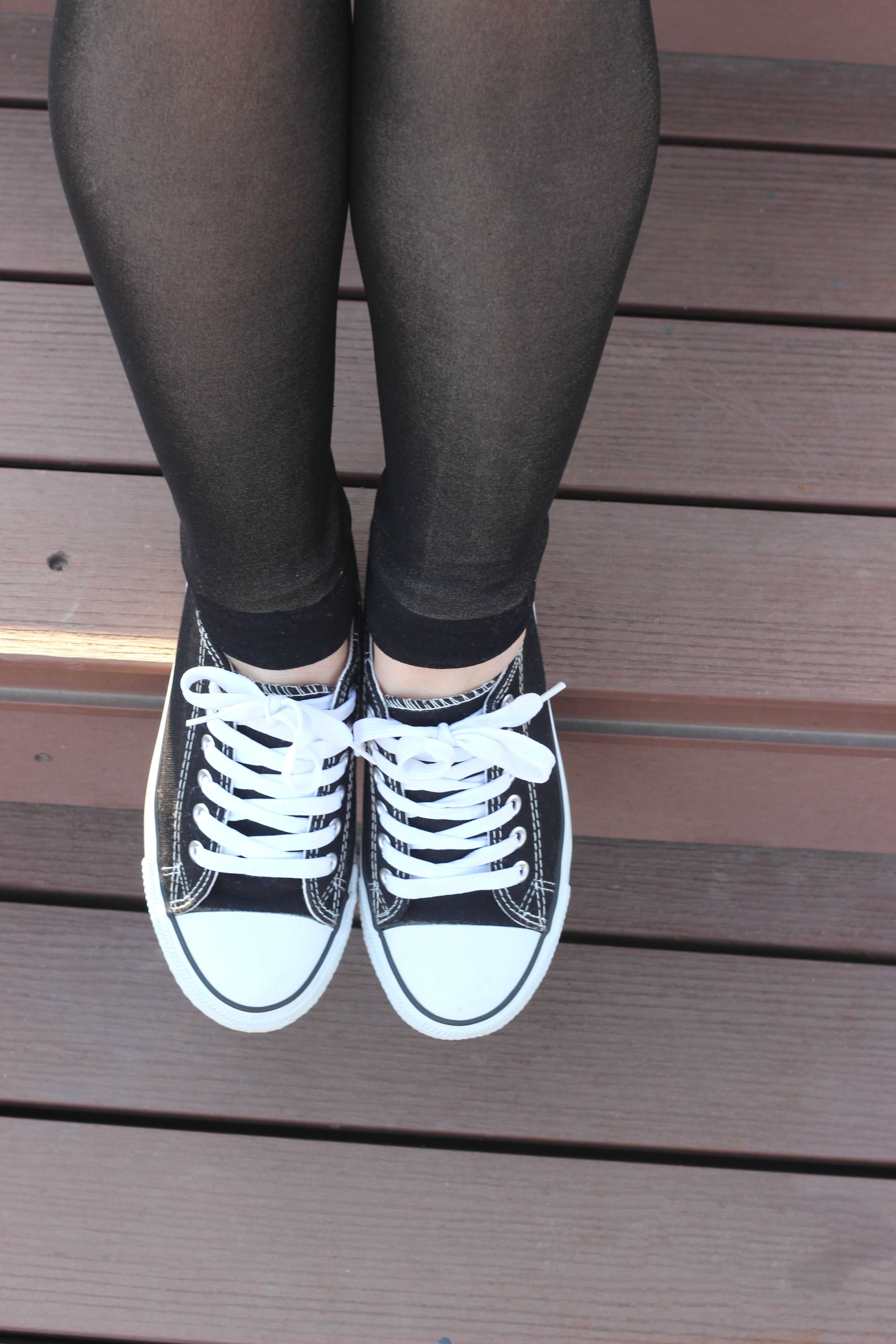 《邻班少女棉袜の裸足脚丫》作品图