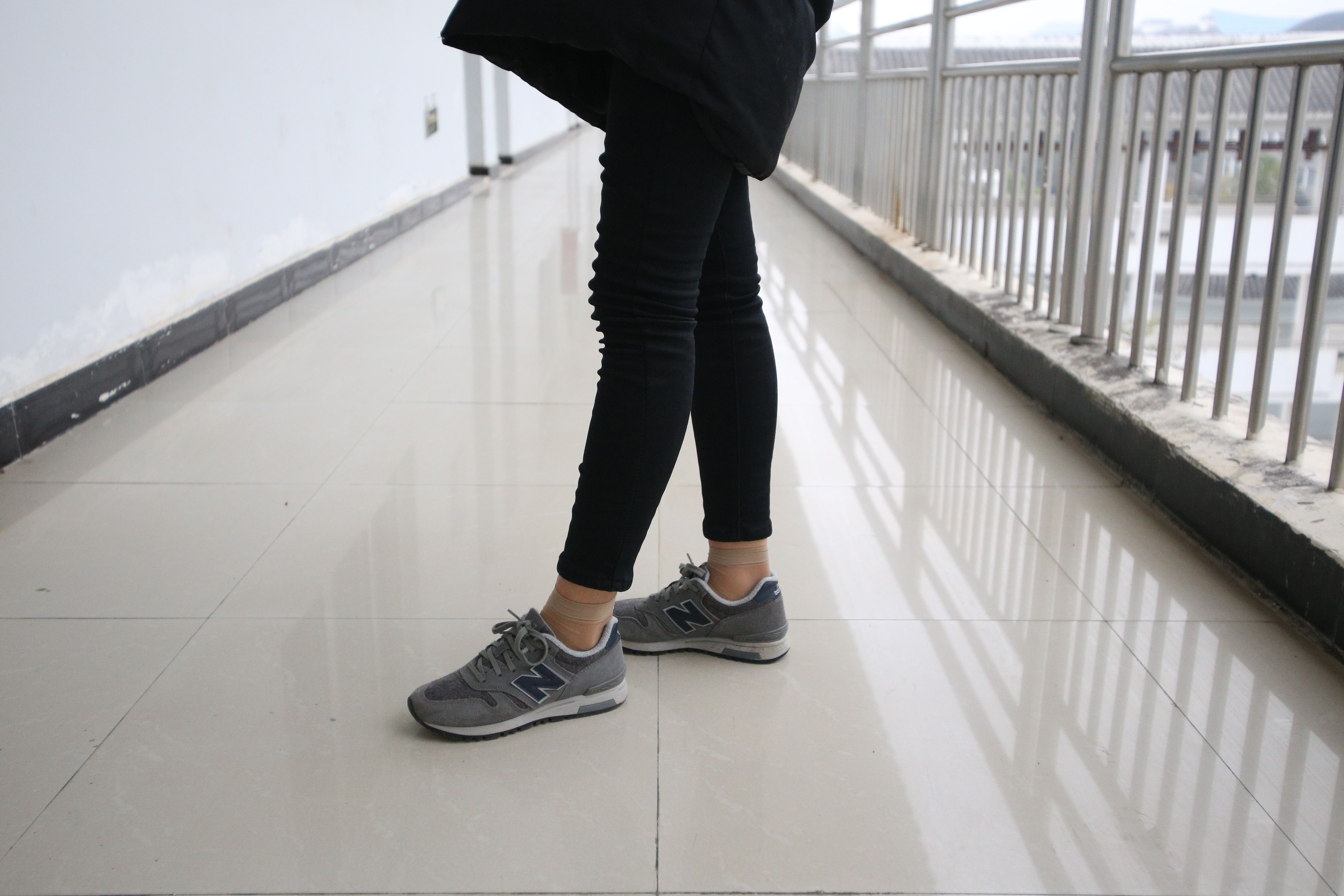 《放假后の教室丝袜脚+视频一部》作品图