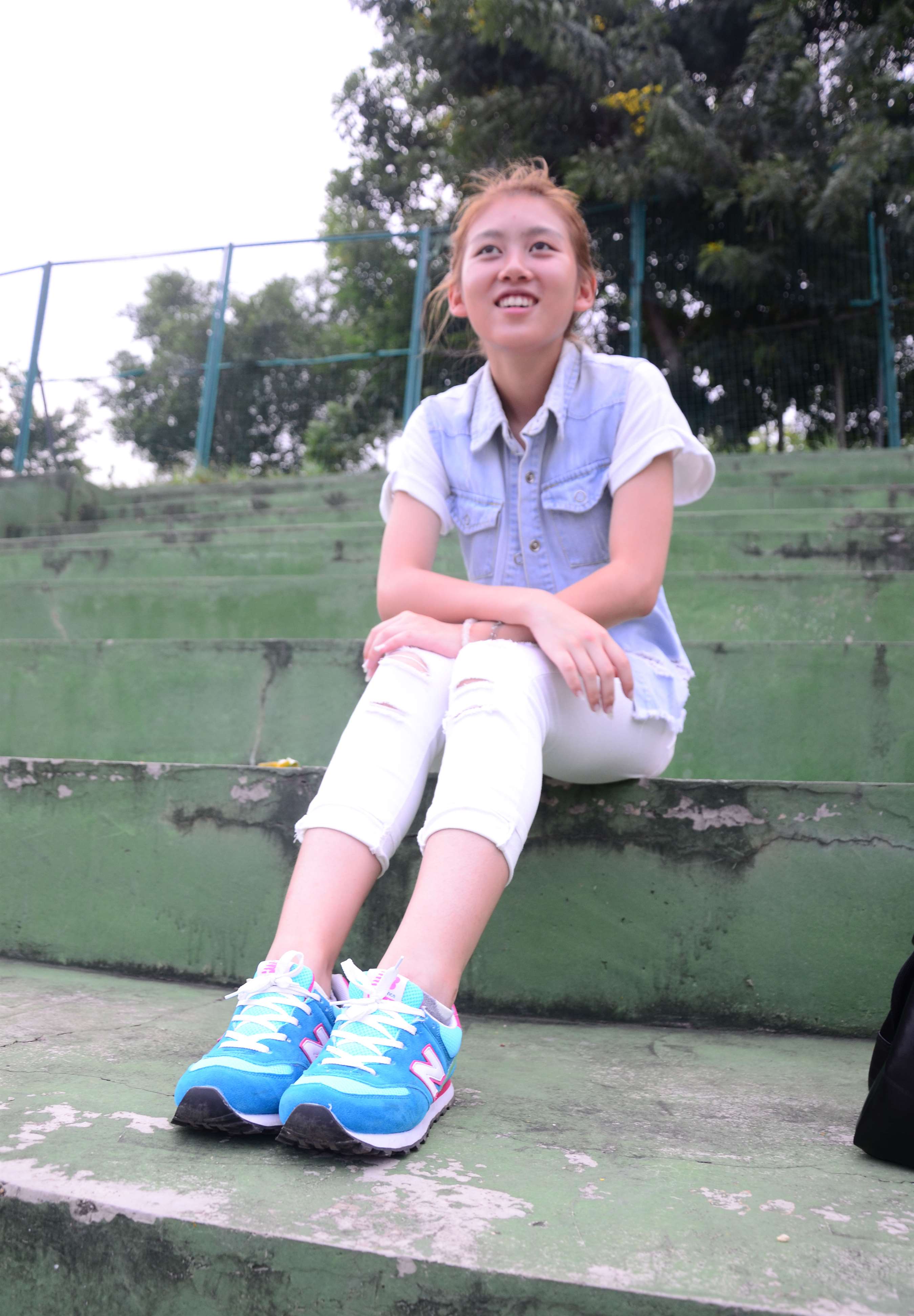 《操场看台上的棉袜脚》作品图