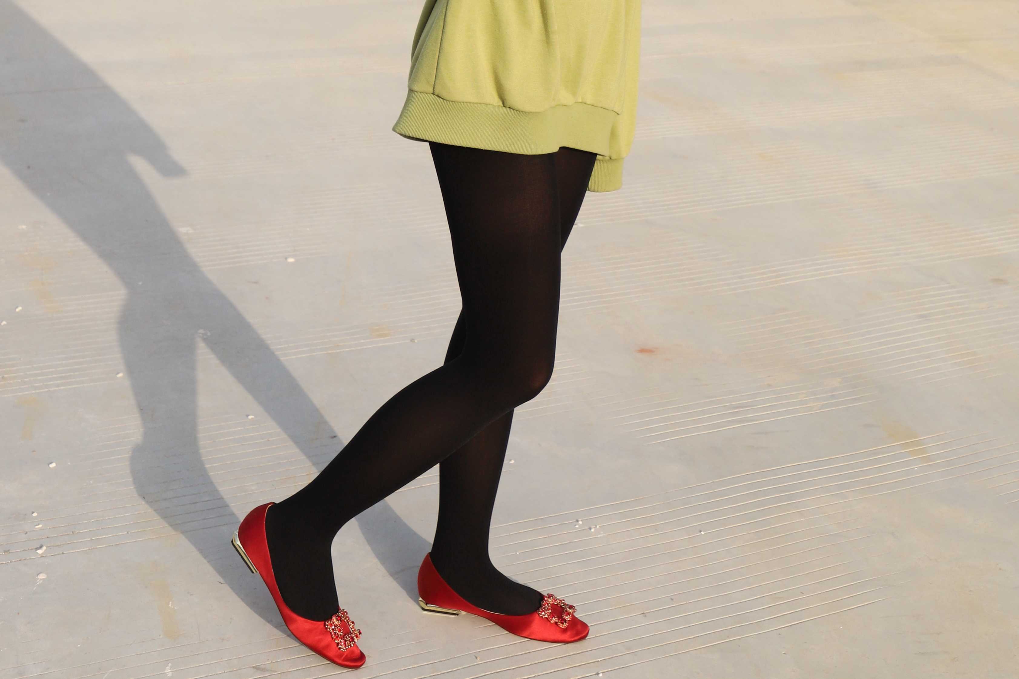 《学妹红鞋の黑丝脚丫》作品图