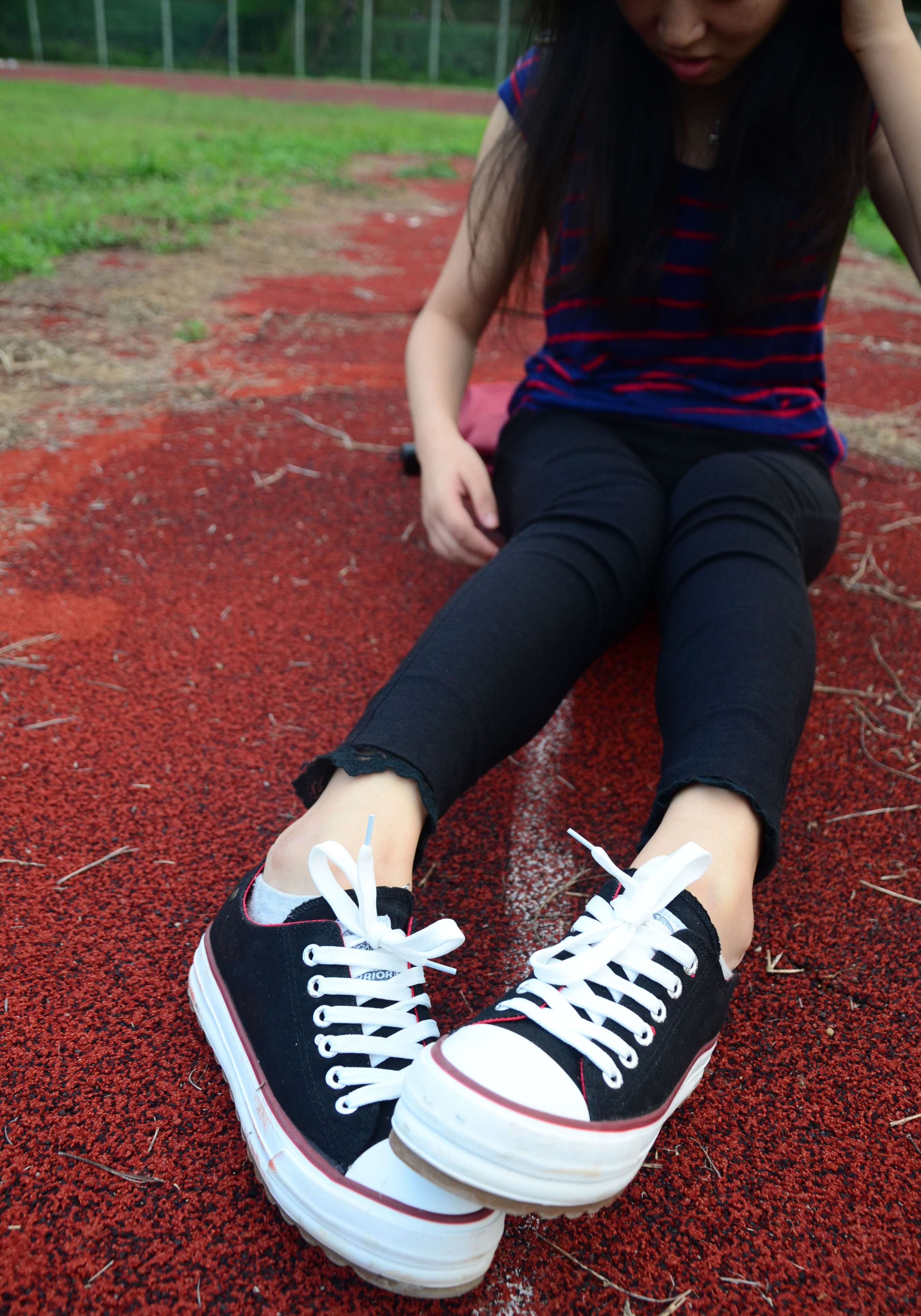 《操场帆布鞋の棉袜脚》作品图