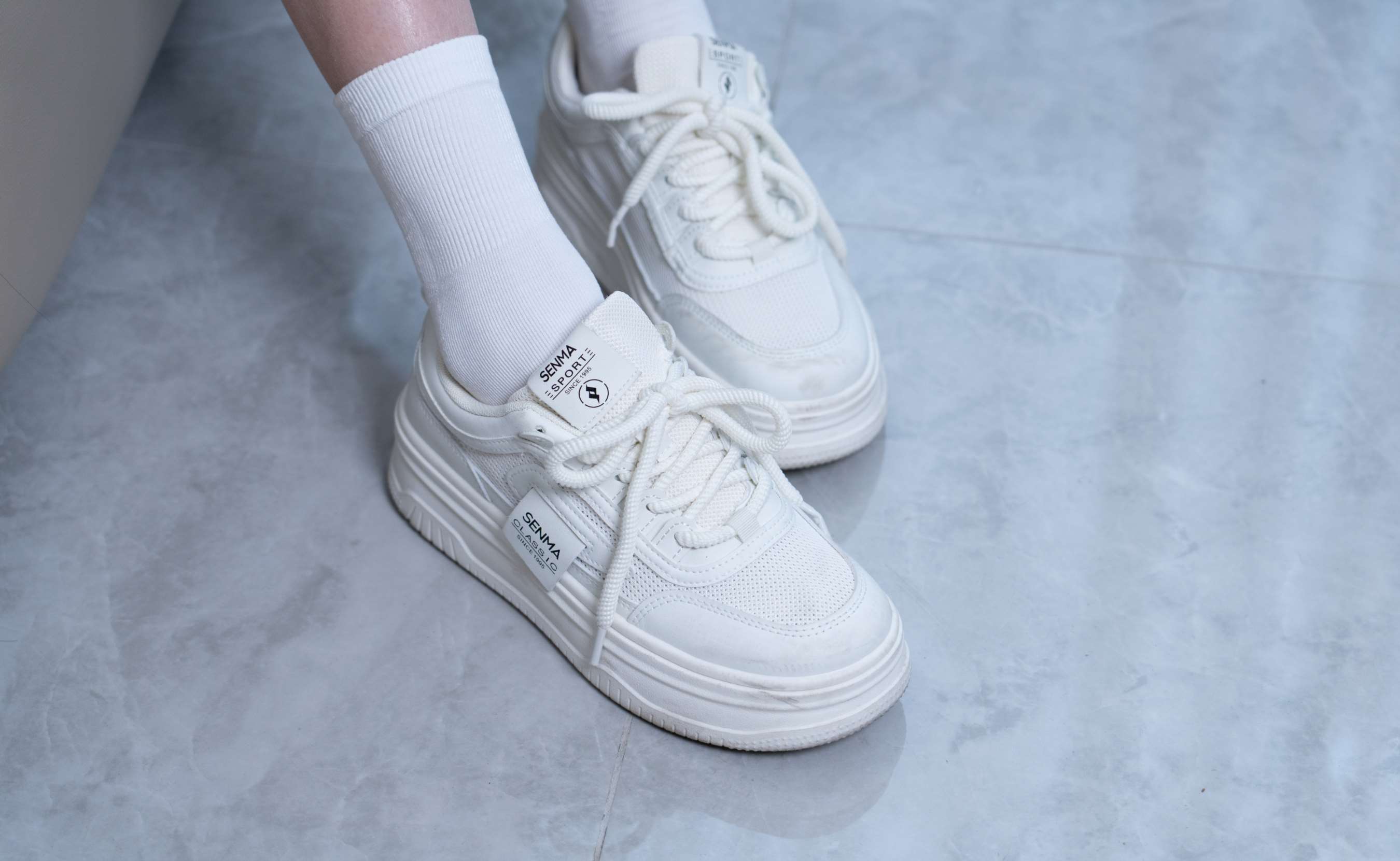 《珞珞-板鞋、白棉袜、裸足》作品图