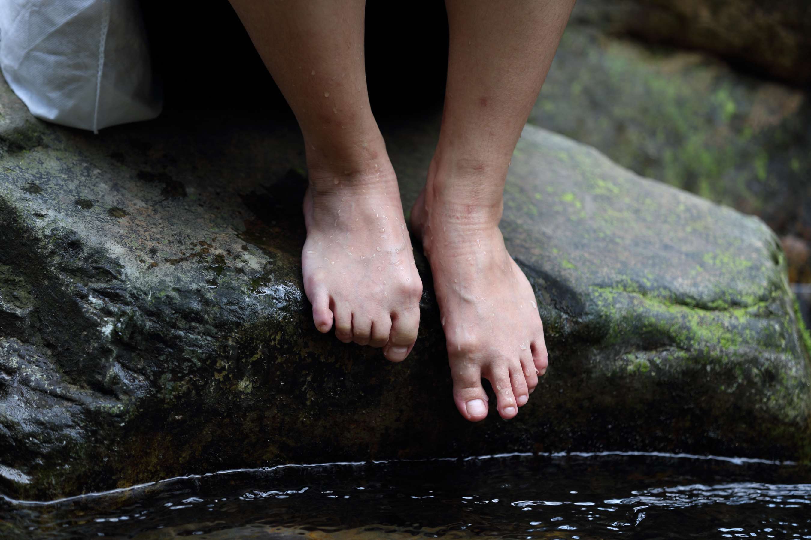 《两清纯美女生脱鞋袜露性感美脚》作品图