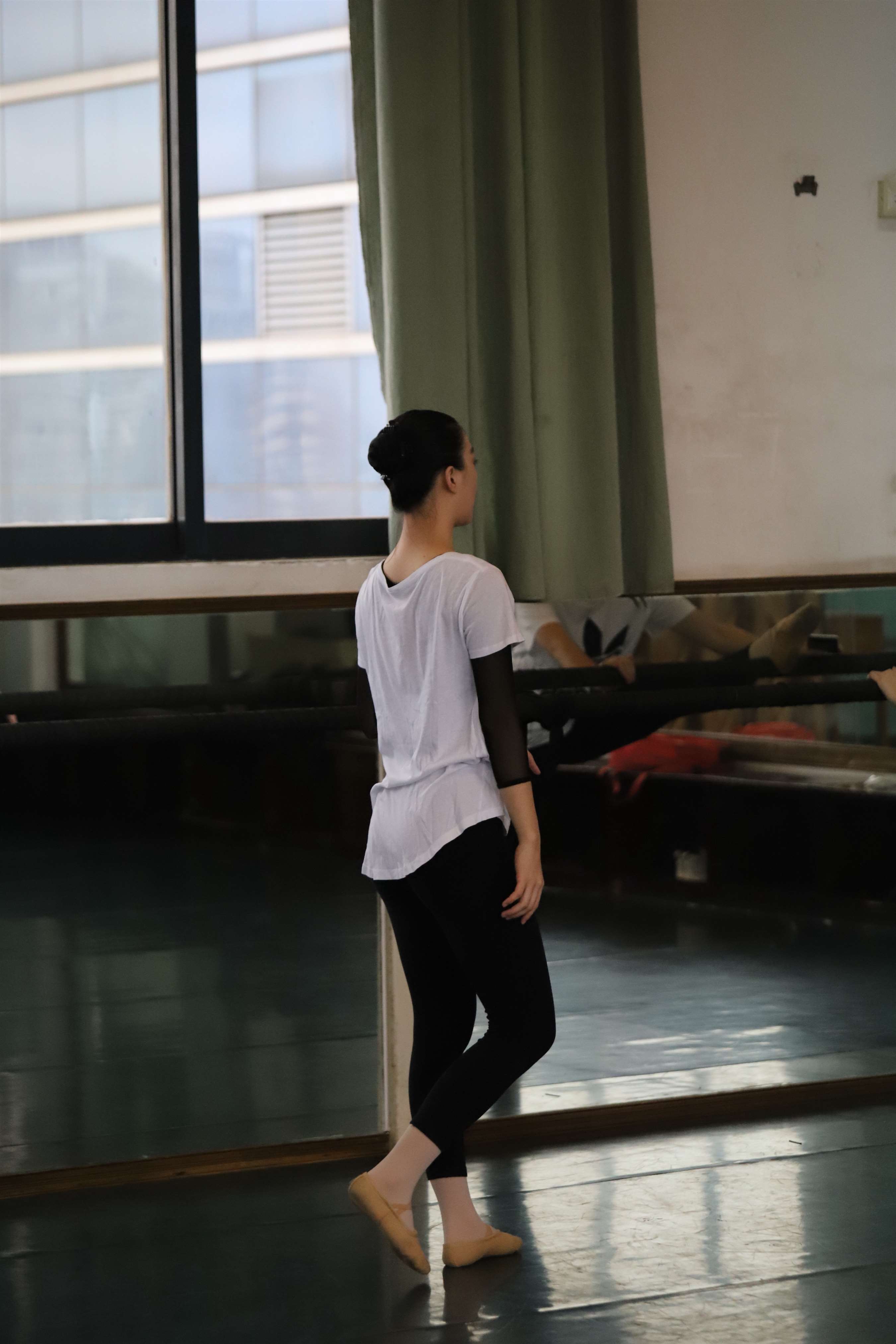 《和闺蜜一起练舞上【套图+视频4个】》作品图