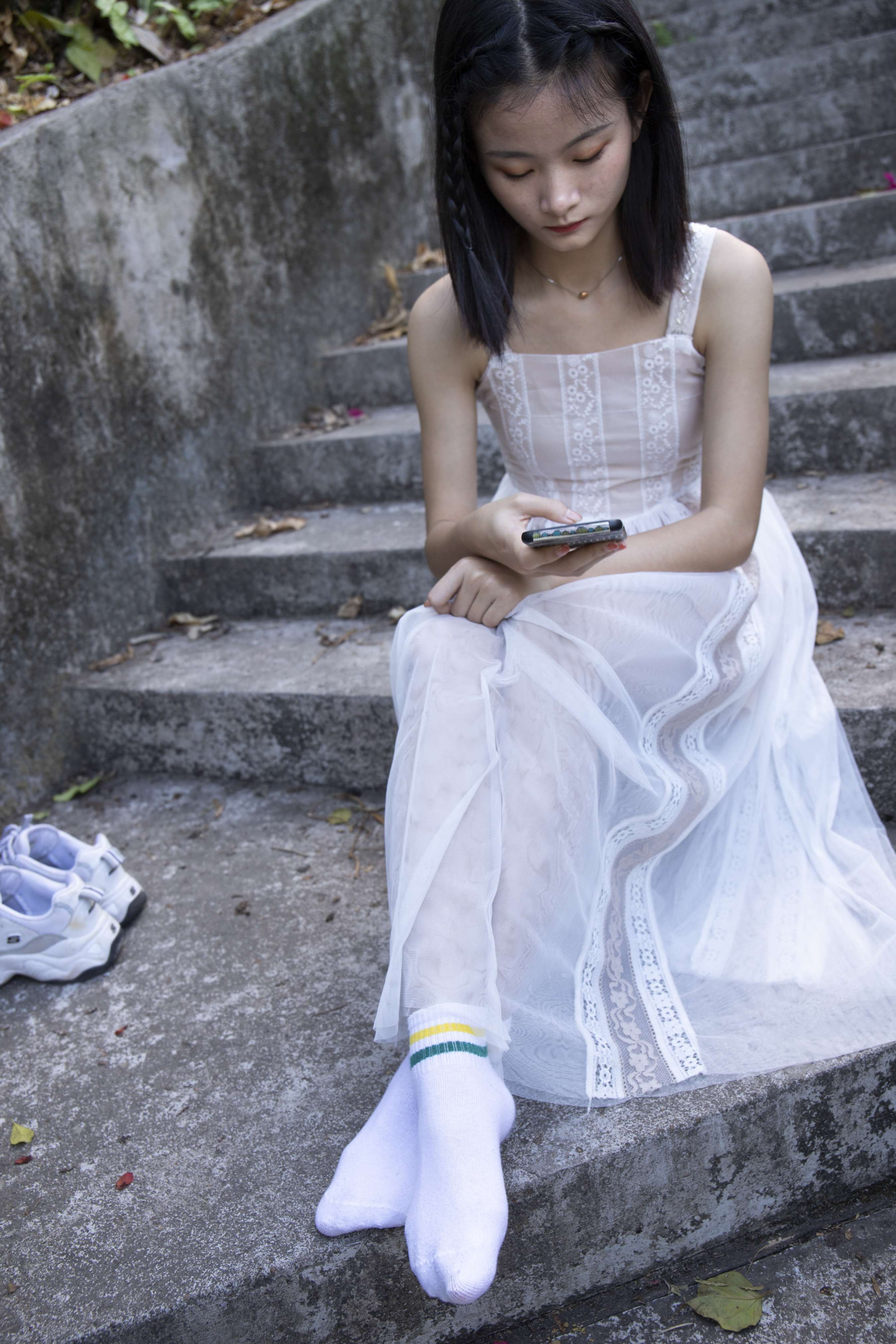 《校园里清纯师妹琳琳秀脚丫》作品图