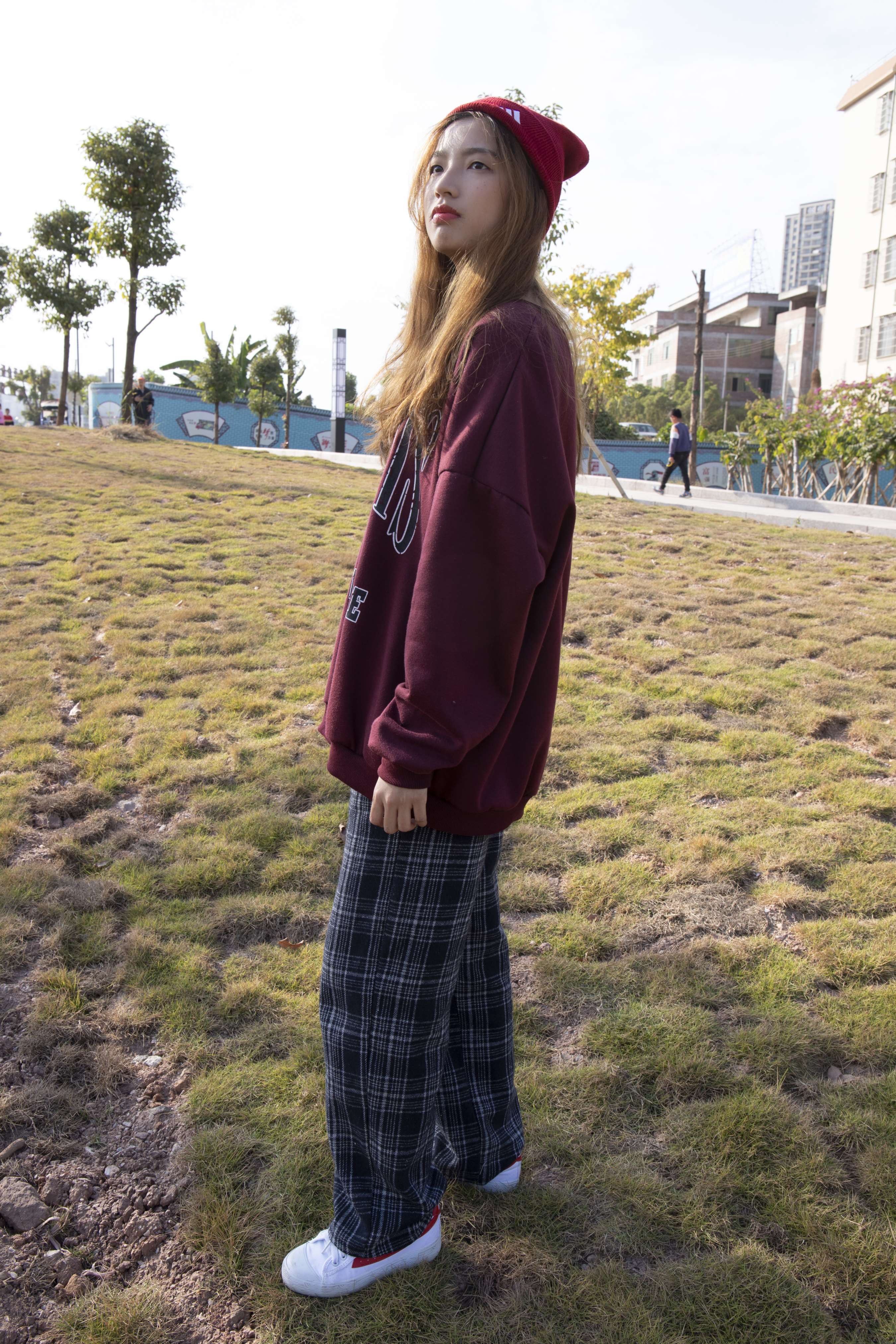 《晓晓师妹草地脚丫》作品图