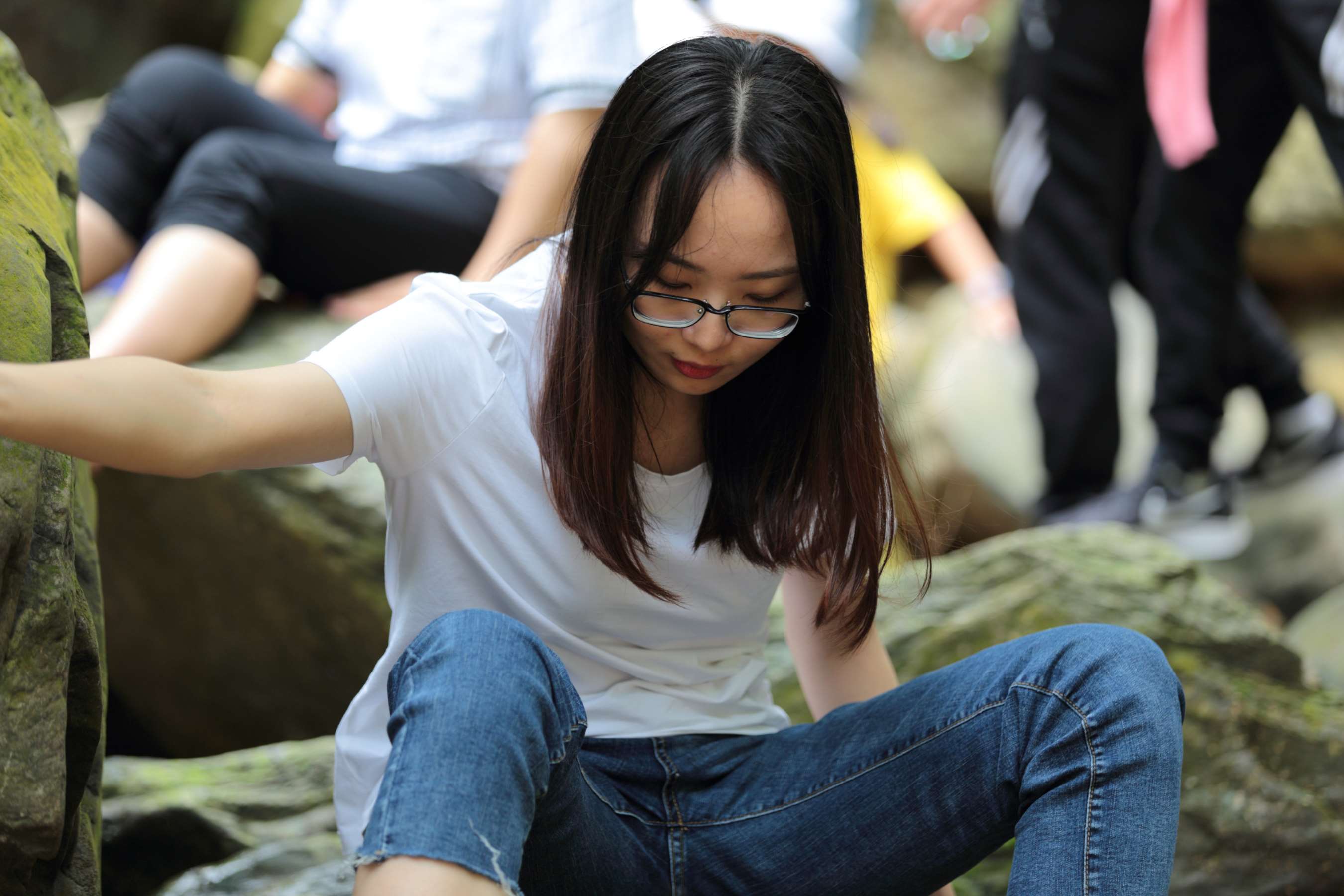 《清纯的眼镜学妹，脱掉鞋袜露出脚好漂亮》作品图