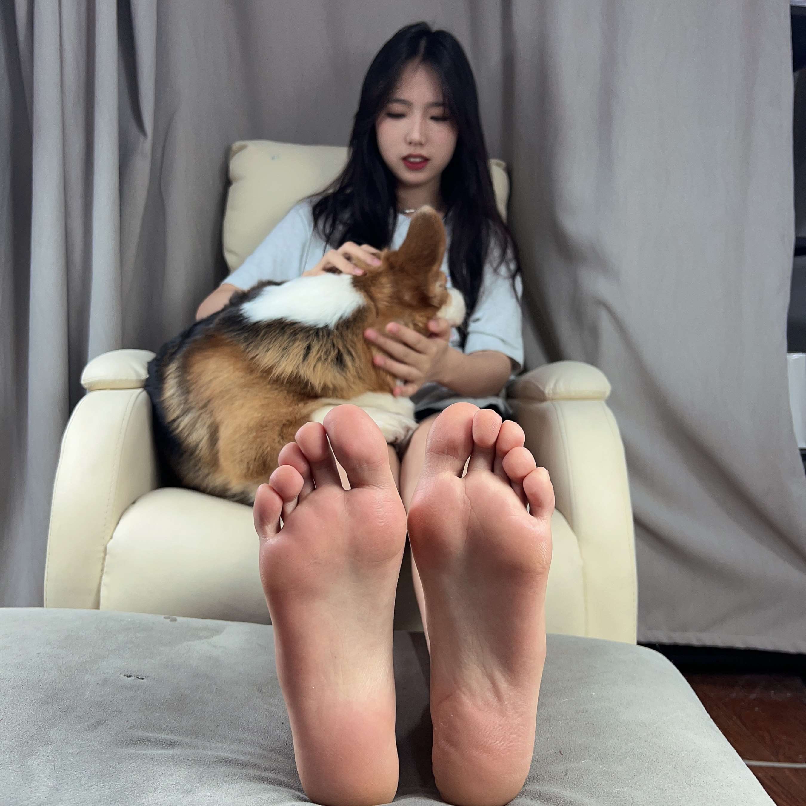 《玩小姐姐嫩足》作品图