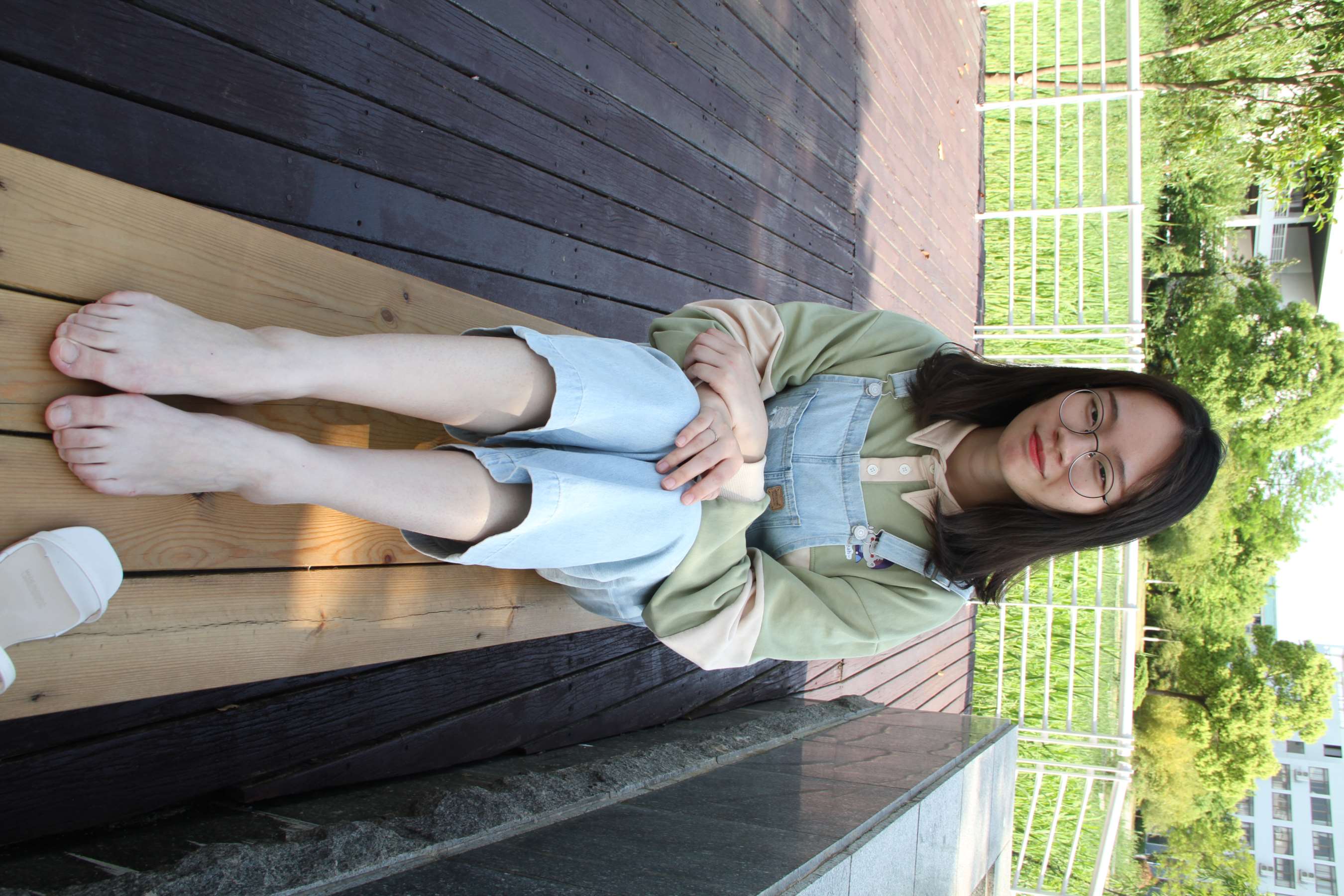 《眼镜小师妹校园展赤足》作品图