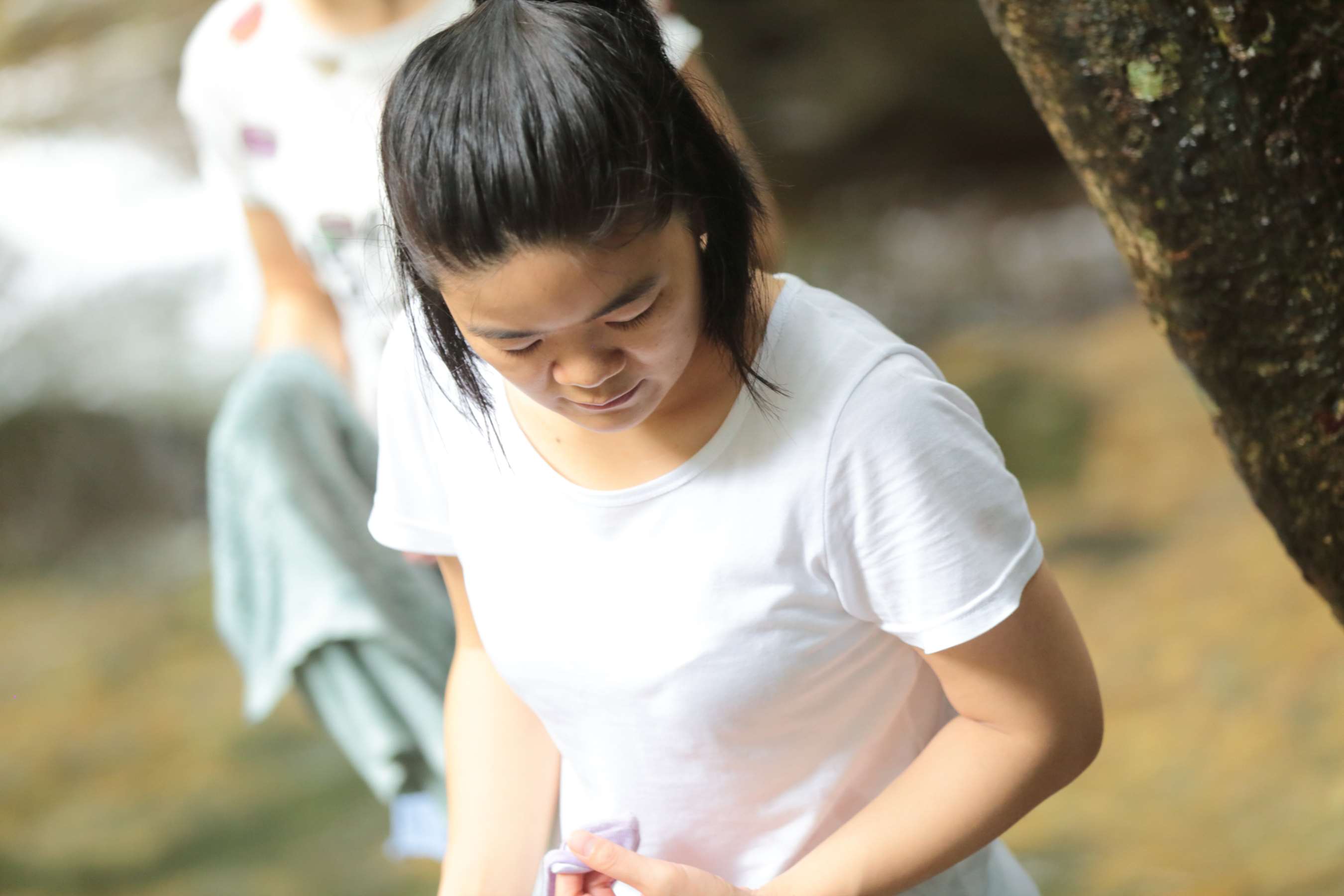 《两位18岁高中小女生，好美的脚底》作品图