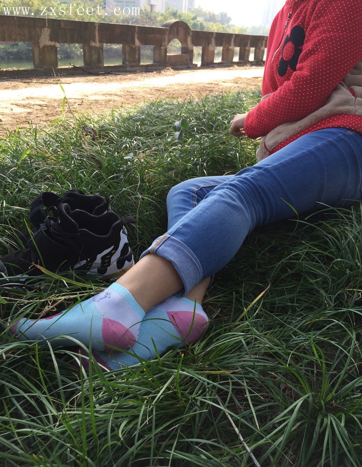 《抠脚女孩》作品图