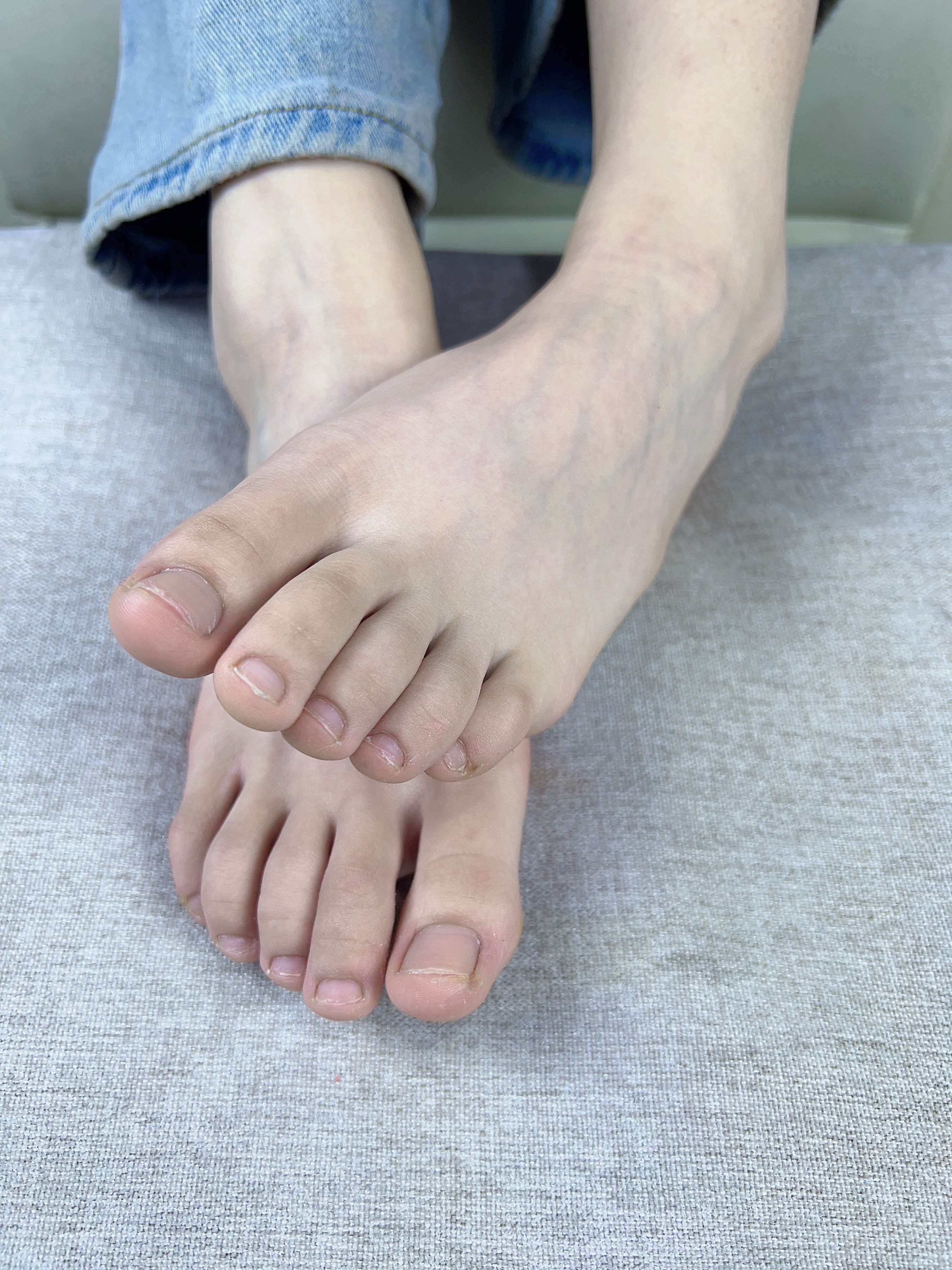 《牛仔少女的嫩足》作品图