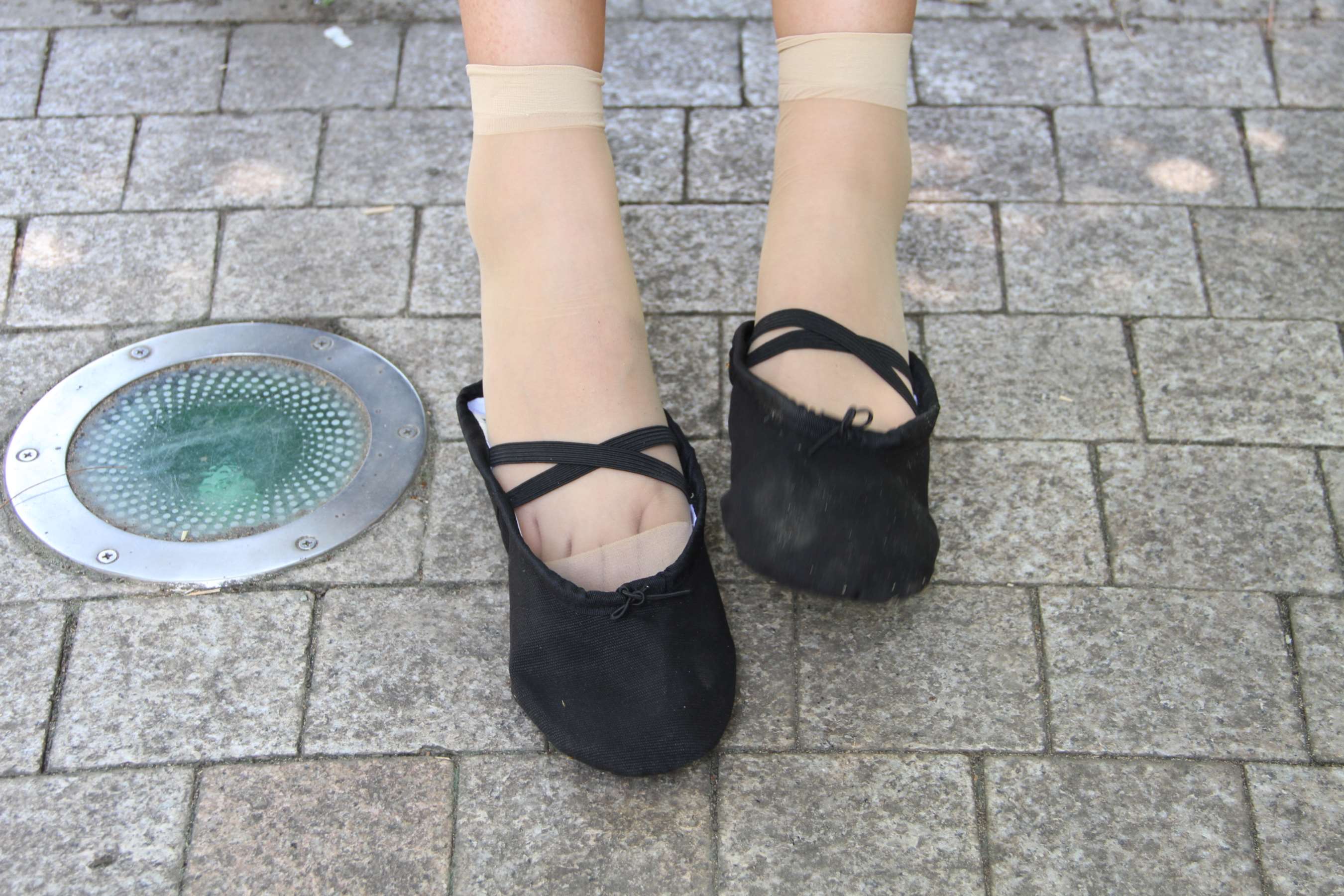 《刚刚练完舞-感觉脚趾疼》作品图