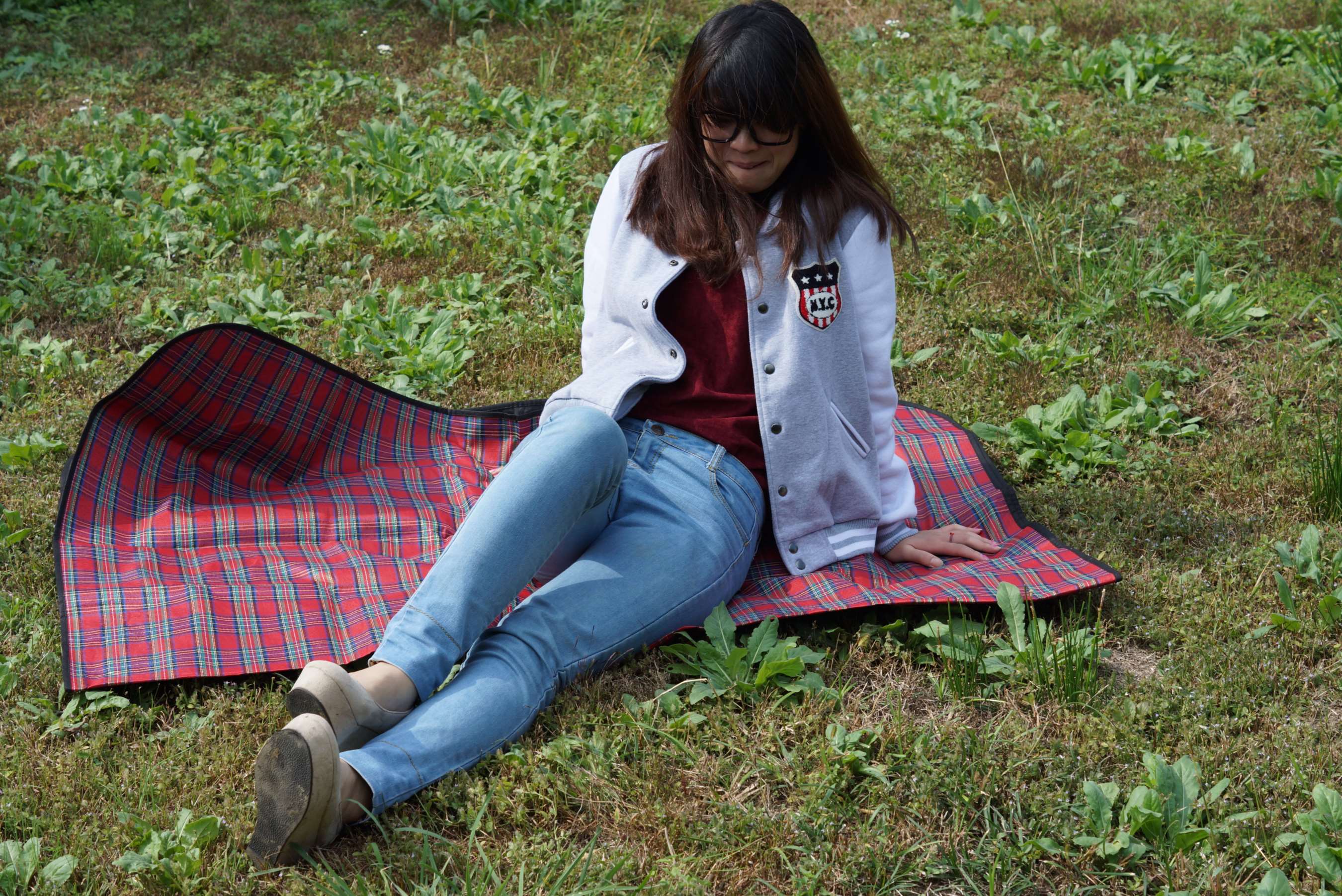 《大学生眼镜妹妹草地秀足》作品图